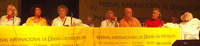 Aspecto de la clausura del XV Festival: Casimiro de Brito, Rita Dove, Juan Manuel Roca, Adnan Al Sayegh, James Fenton, Breyten Breytenbach, Ernesto Cardenal.