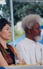 Wole Soyinka y María Baranda en una de sus lecturas