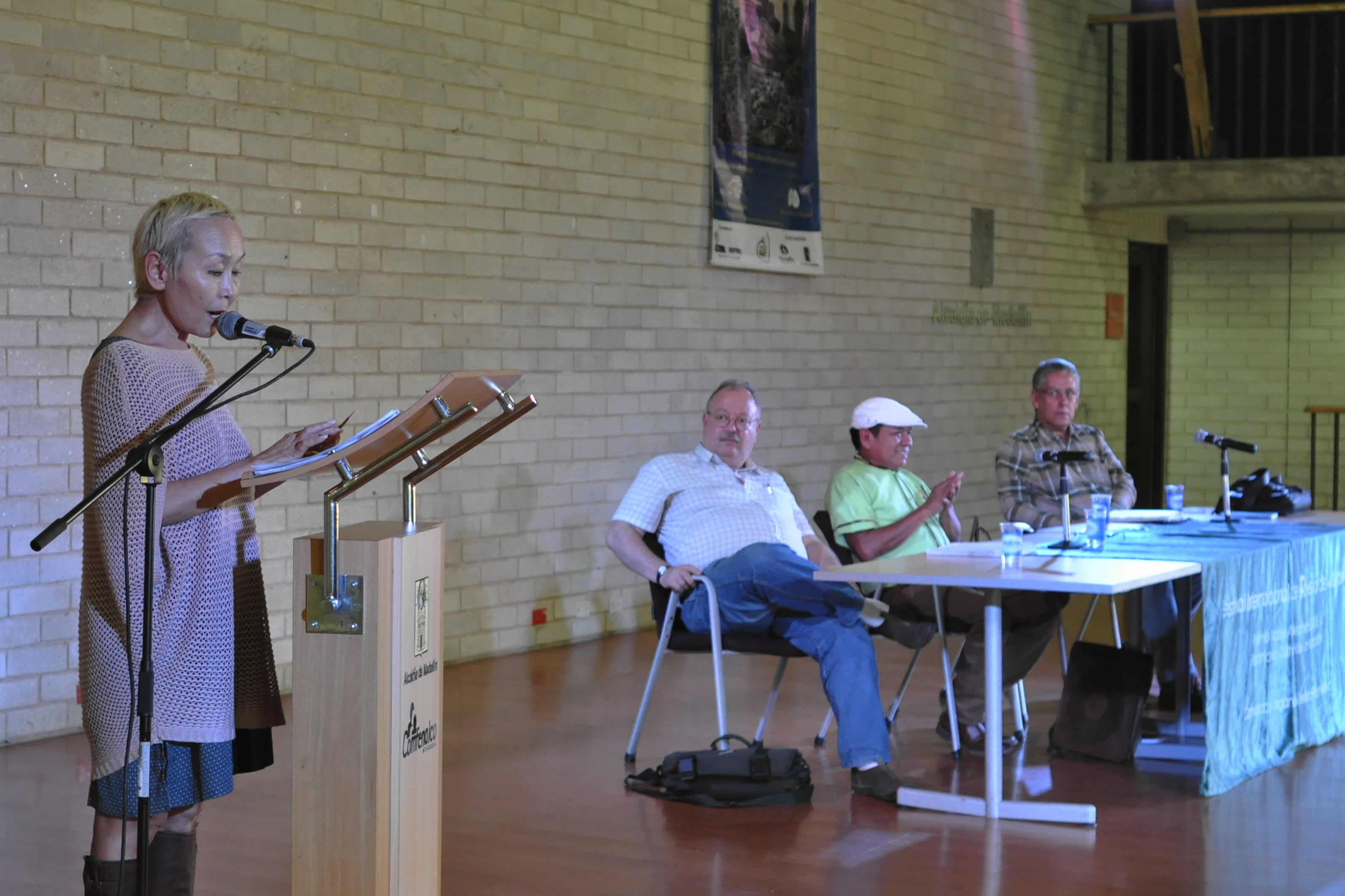 Lectura de Sainkho Namtchylak (Tuva). En la mesa: Jorge Fondebrider (Argentina), José Angel Fernández (Venezuela, nación Wayuu), Carlos Vásquez (Colombia).