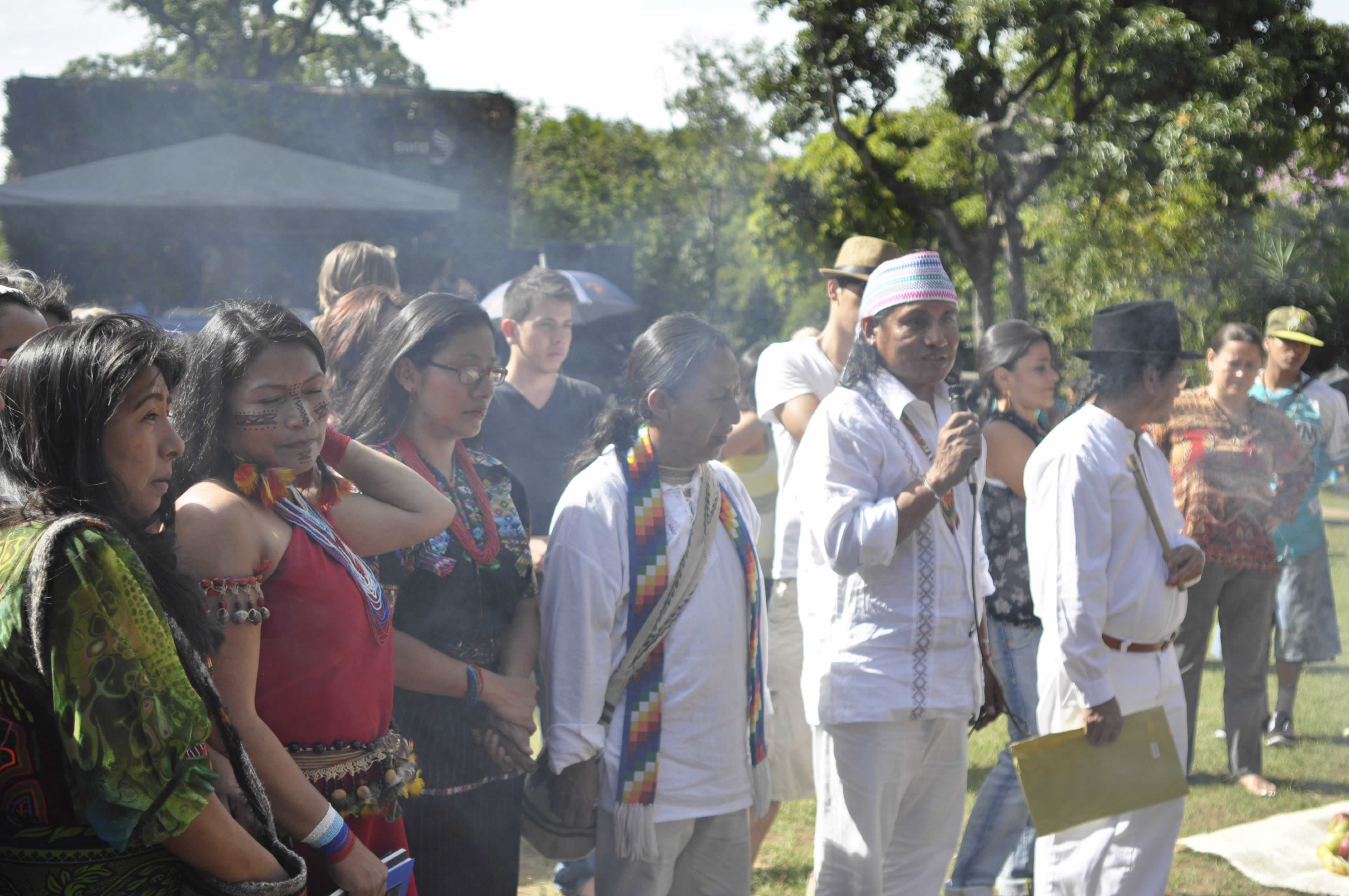 María Clara Sharupi (Ecuador, Nación Shuar), Rosa Chavez, poeta Maya de Guatemala, Fredy Chicangana (Colombia, Nación Yanacuna), Manipiniktikinia (Panamá), Nación Tule-Kuna,Ariruma Kowii (Ecuador, Nación Quechua)