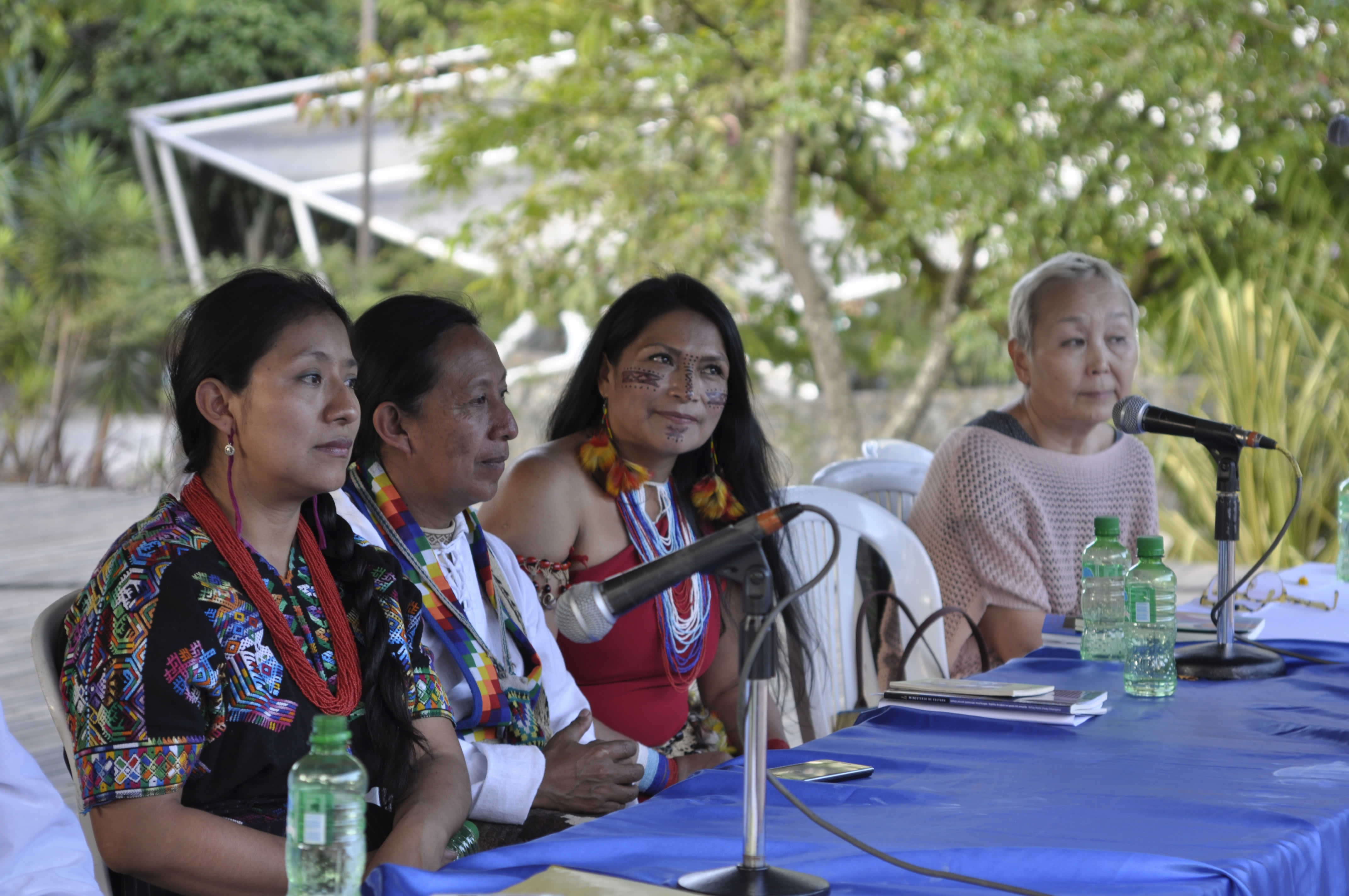 De izquierda a derecha: Rosa Chavez, Fredy Chicangana, Maria Clara Sharupi y Sainkho Namtchylak