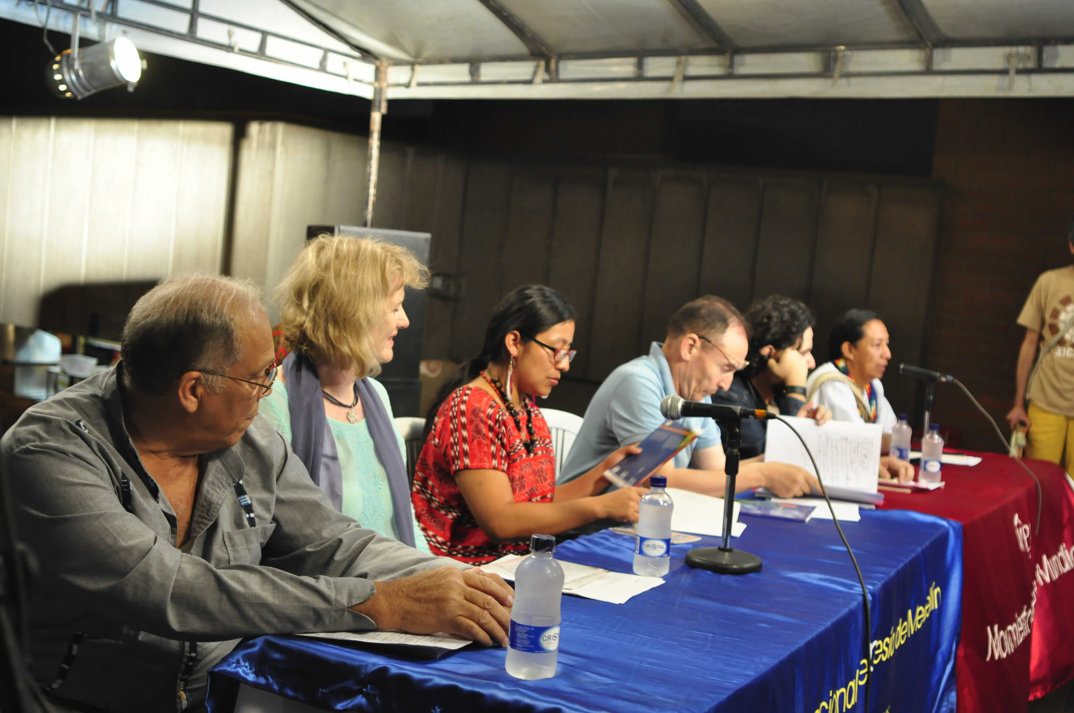 De izquierda a derecha Josaphat Robert Large (Haití), Moya Cannon (República de Irlanda), Rosa Chávez (Guatemala, Nación Maya), hour Fenni (Argelia), Javier Bello (Chile), Fredy Chicangana (Colombia, Nación Yanacuna).