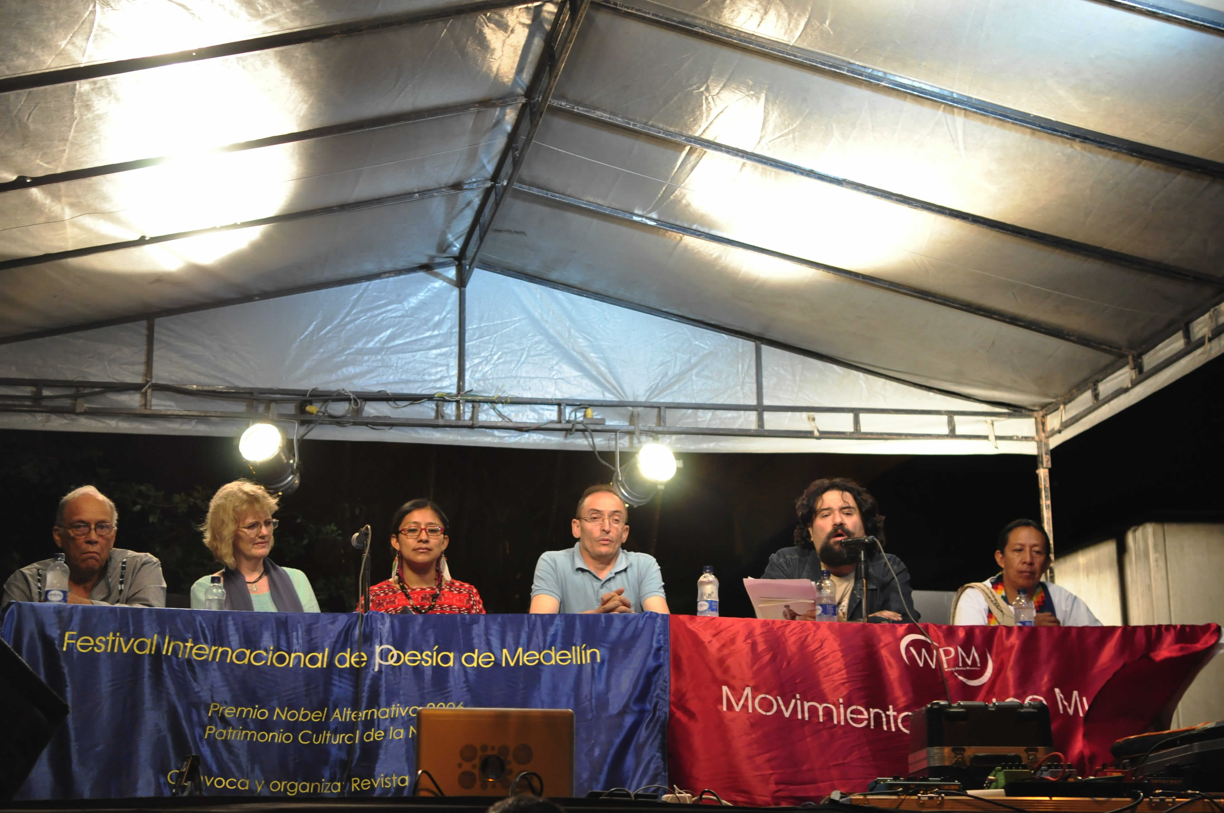 De izquierda a derecha Josaphat Robert Large (Haití), Moya Cannon (República de Irlanda), Rosa Chávez (Guatemala, Nación Maya), Achour Fenni (Argelia), Javier Bello (Chile), Fredy Chicangana (Colombia, Nación Yanacuna)