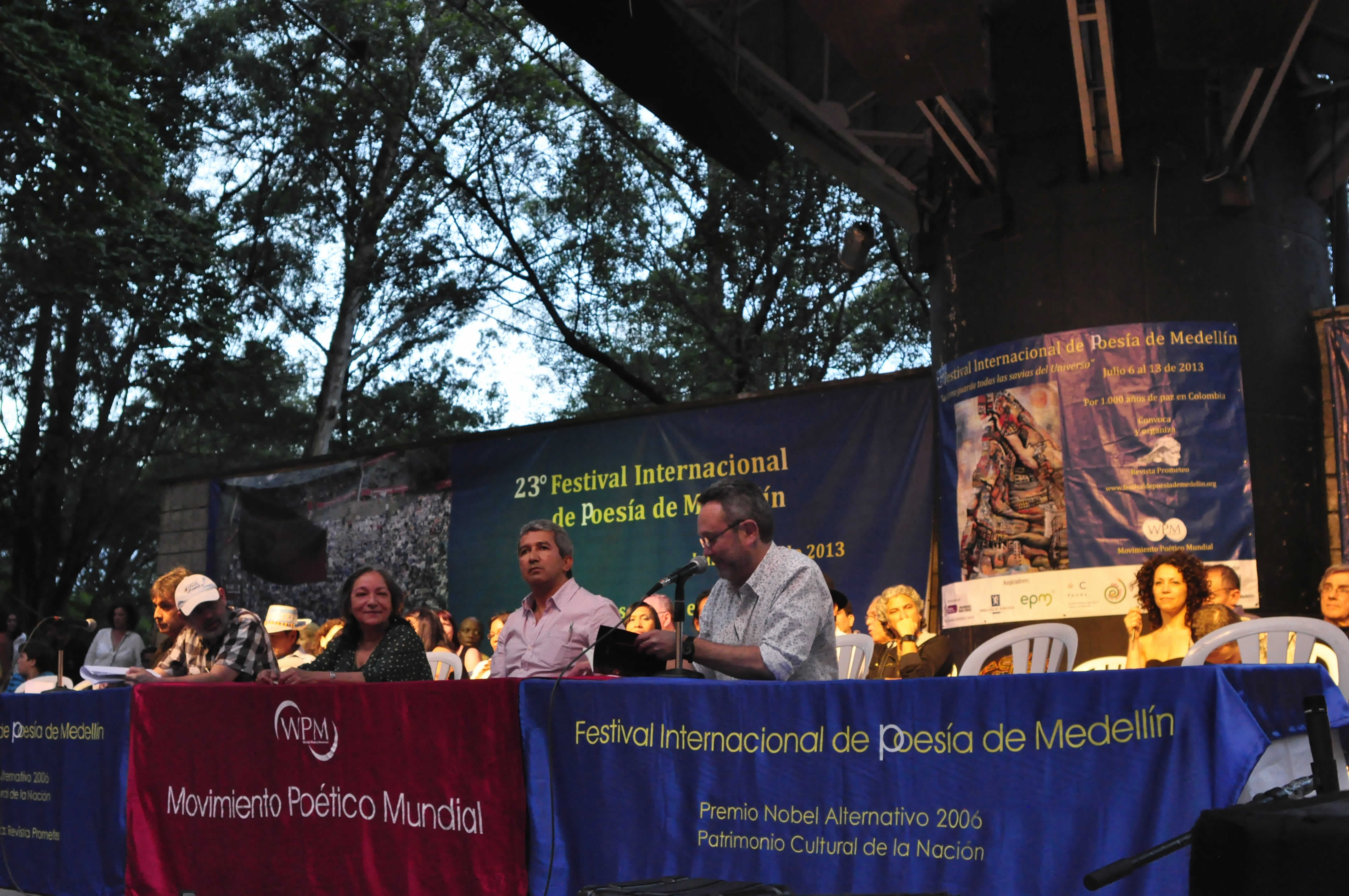 En la mesa, de izquierda a derecha: Robinson Quintero, Luis Fernando Macías, Amparo Inés Osorio, Álvaro Marín, Fernando Herrera