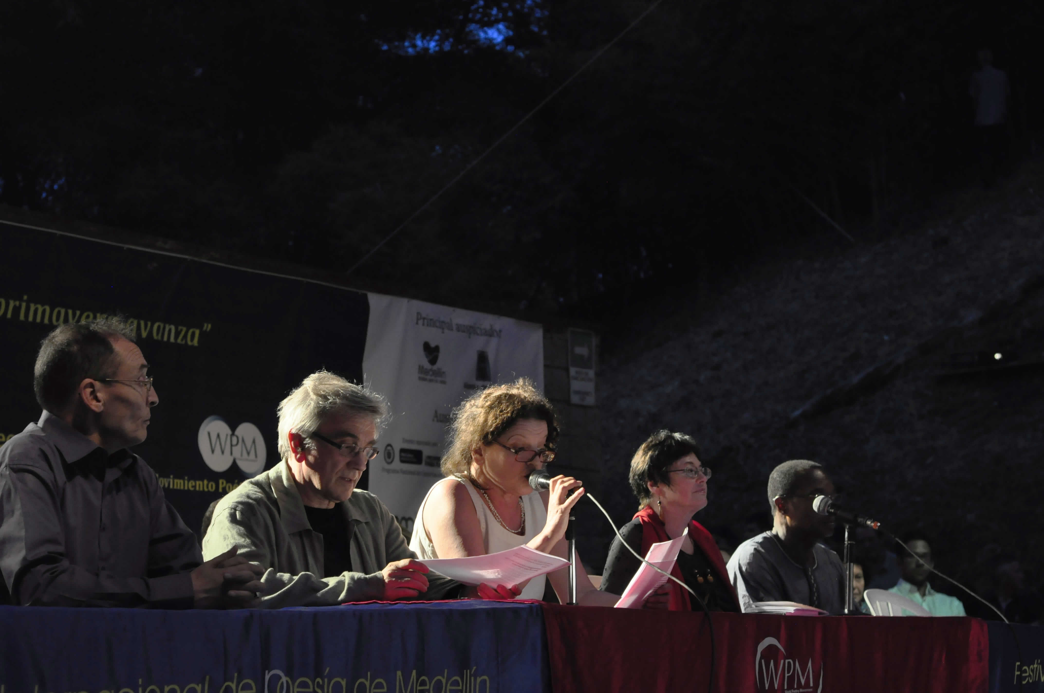 En la mesa, de izquierda a derecha: Achour Fenny (Argelia), Gérard Noiret (Francia), Ingrid Fichtner (Suiza), Krystyna Rodowska (Polonia) y Tanure Ojaide (Nigeria)