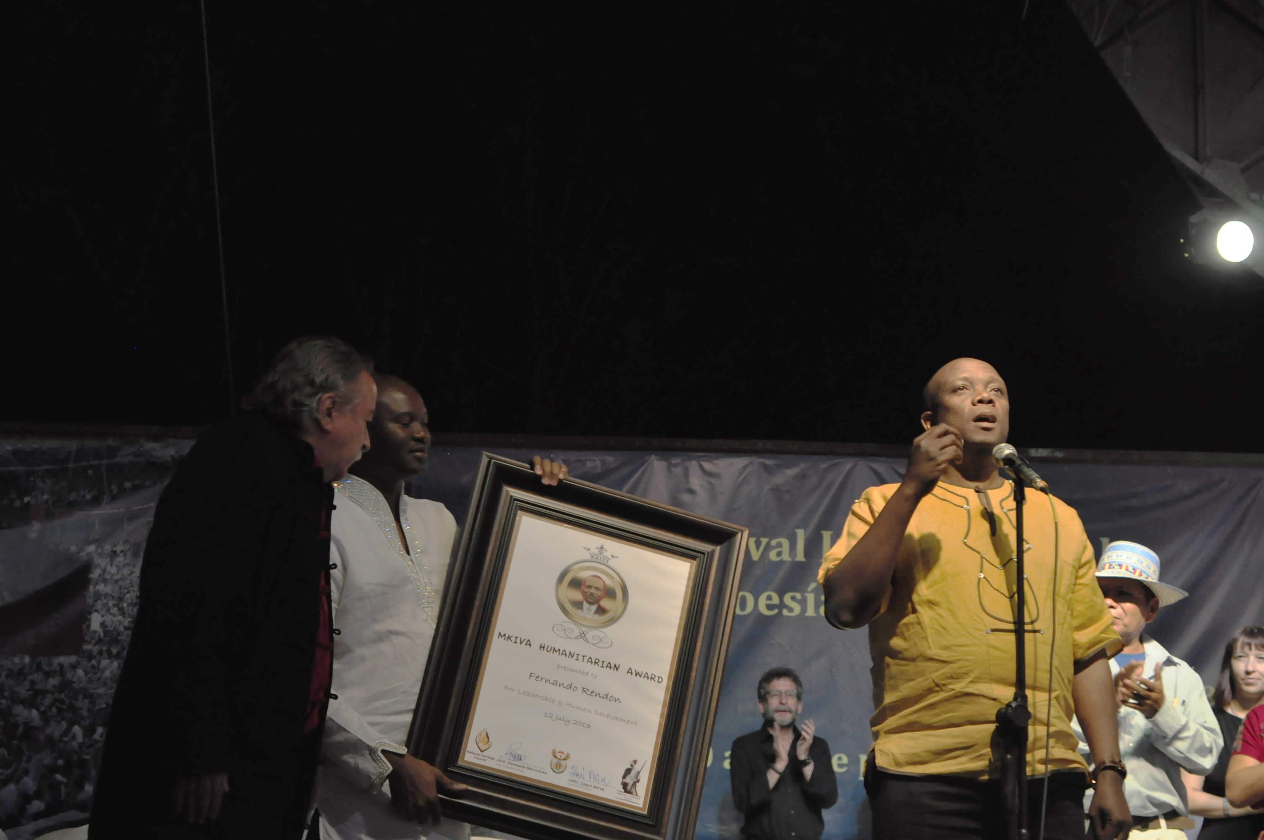Fernando Rendón recibe el Premio al más grande Icono Cultural de la Fundación Humanitario Mkiva 2013, de parte de Zolani Mkiva y Sonwabile Mancotywa