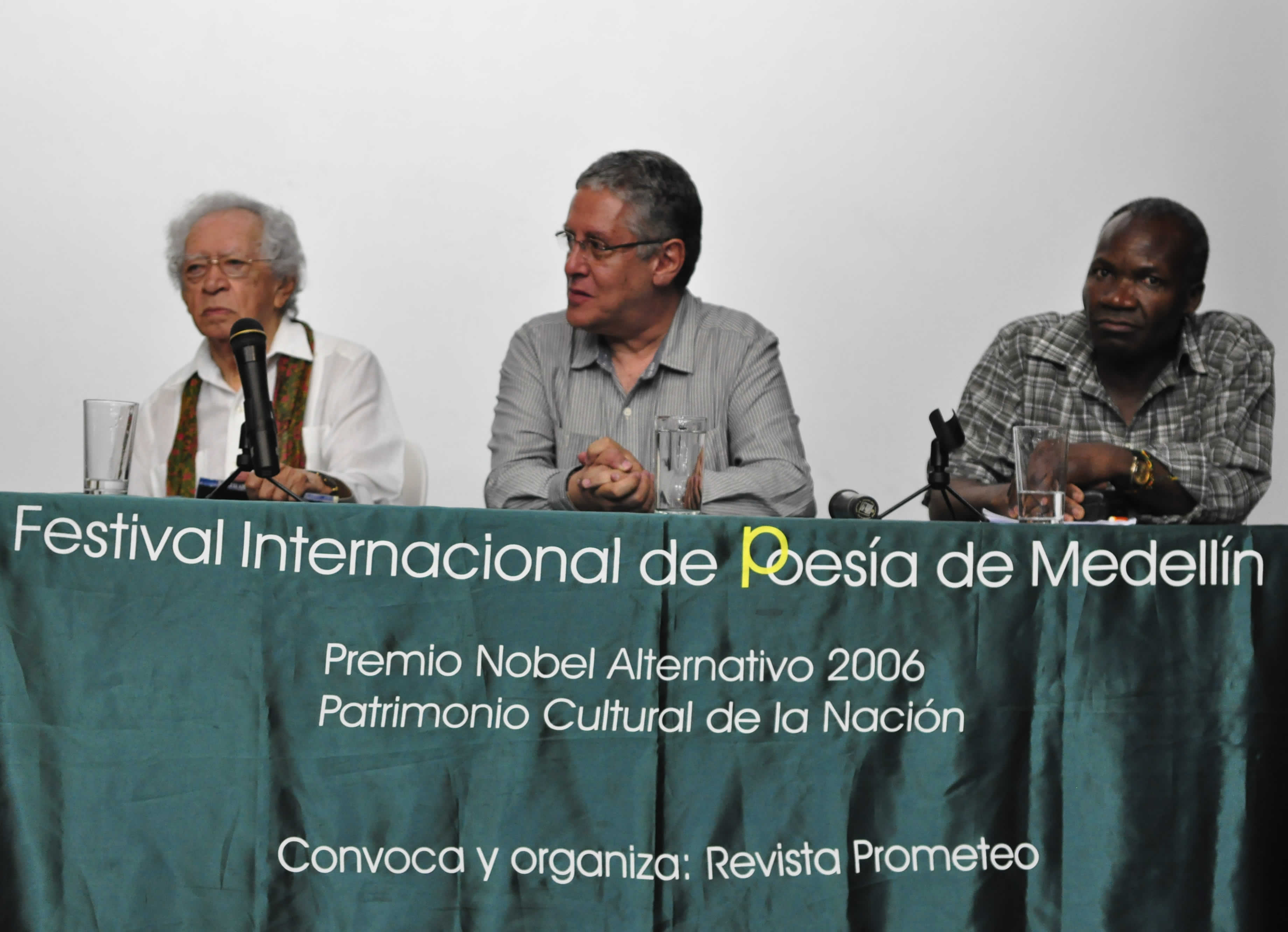 Plano de la mesa de lectura, de izquierda a derecha: Thiago de Mello en primer plano, Carlos Vásquez (Colombia), Gabriel Okoundji (Congo)
