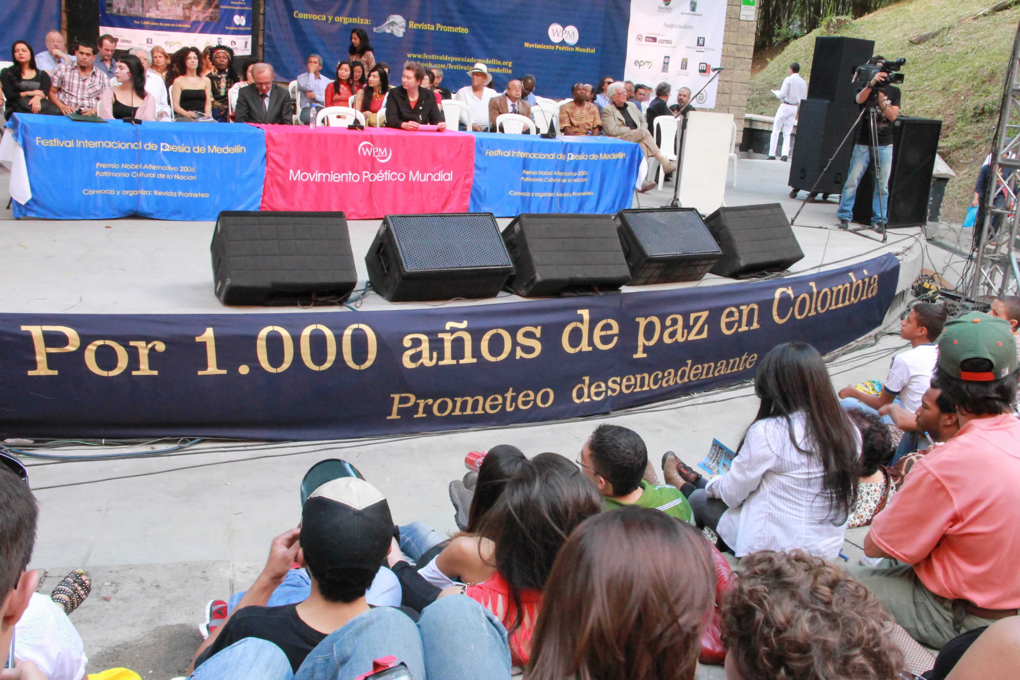 En la mesa principal, de izquierda a derecha: Lars Vaagen, Embajador de Noruega; Fernando Rendón, Director del Festival de Poesía de Medelliun; Julian Kronen, Representante de la Fundación Right Livelihood Award