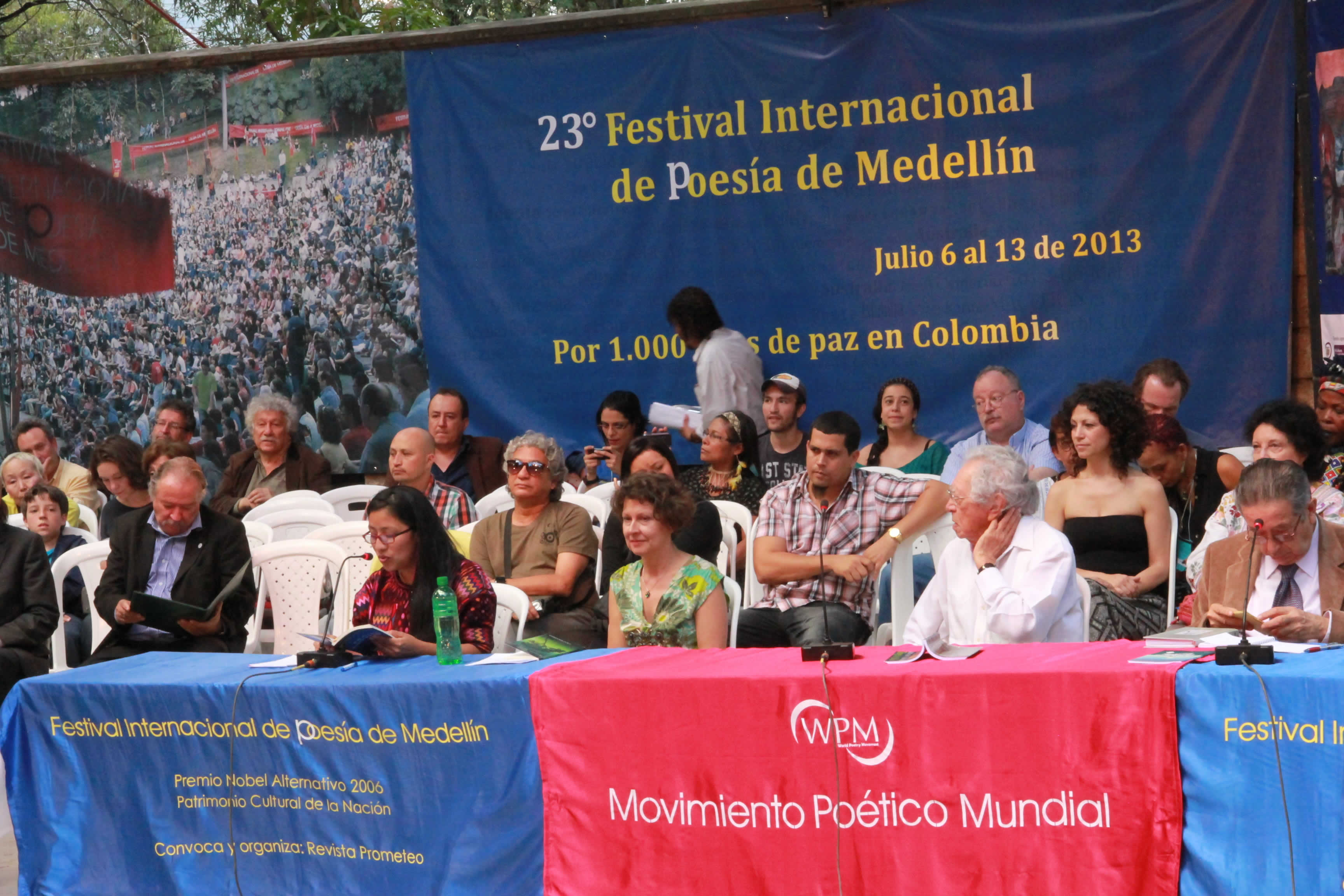 Lectura de Rosa Chavez. Hacia la derecha: Lorna Shaughnessy (Irlanda del Norte), Thiago de Mello y Marco Martos