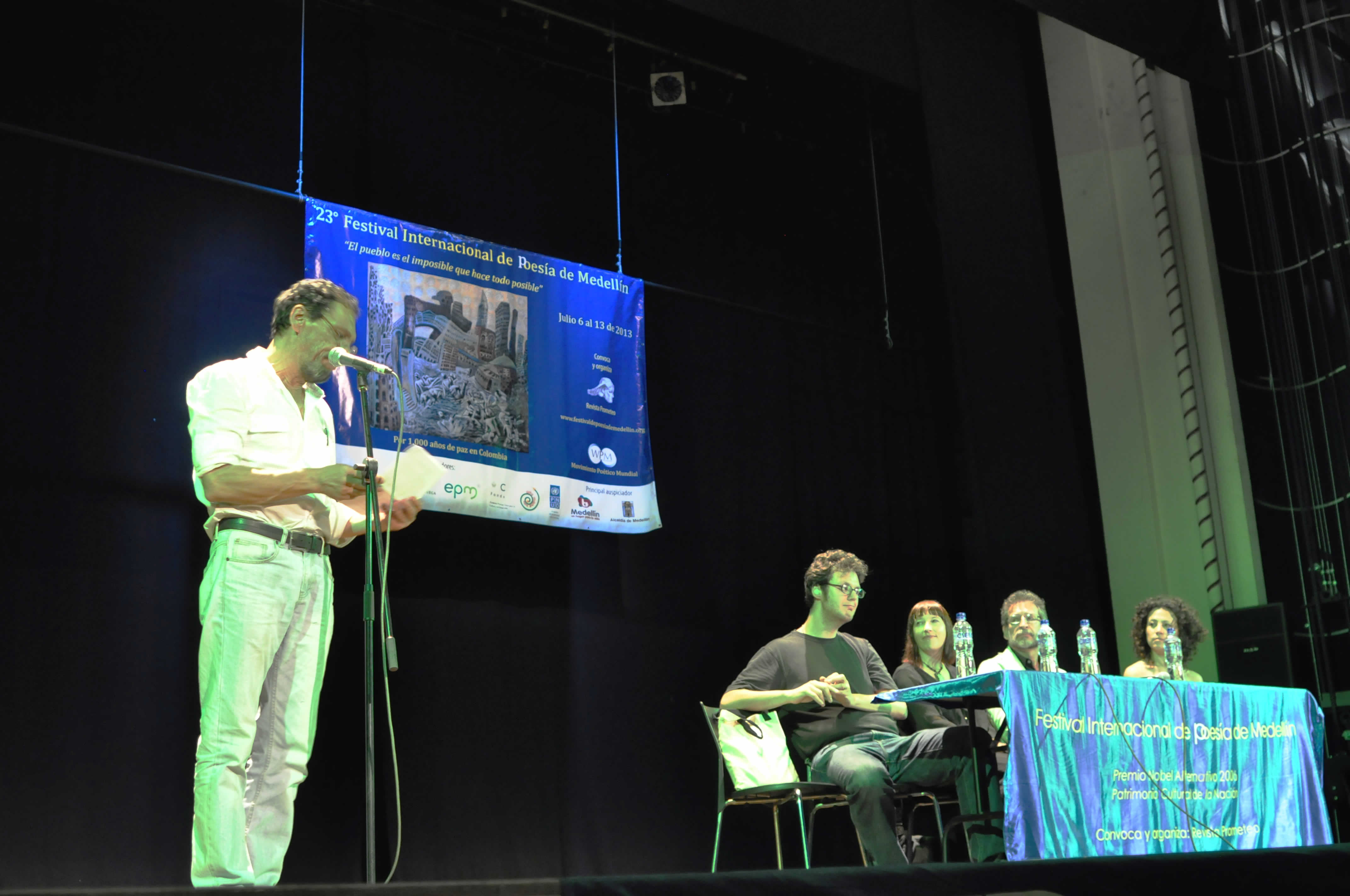 En el micrófono Gabriel Jaime Franco, presentador. En la mesa, los poetas: Ilya Kaminsky (Rusia-Estados Unidos), Lidija Dimkovska (Macedonia-Eslovenia), Santiago Mutis (Colombia), Tiziana Cera Rosco (Italia).