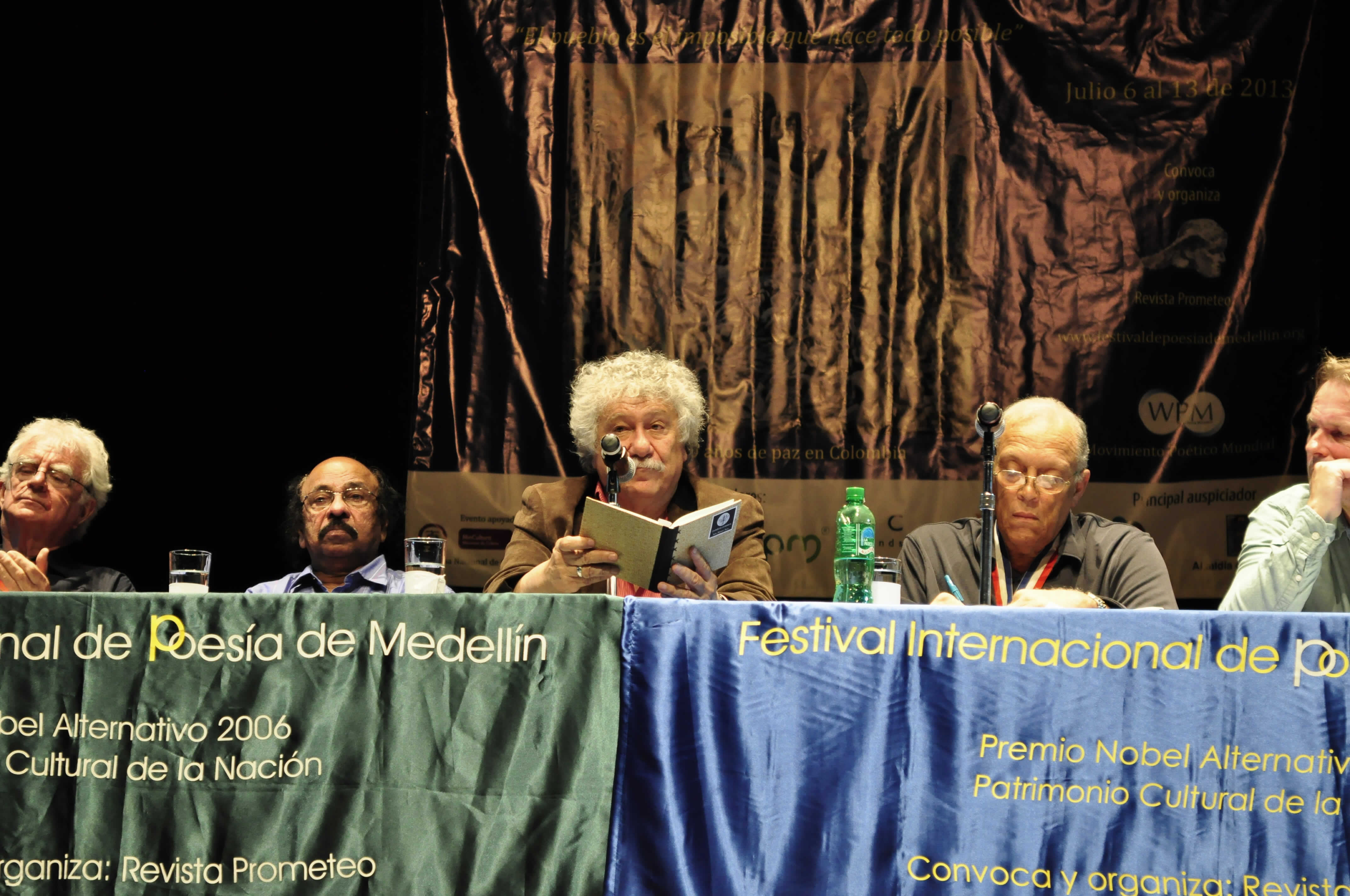 Mesa de lectura, de izquierda a derecha: Jan Erik Vold (Noruega),K. Satchidanandan (India), Juan Manuel Roca (Colombia), Josaphat Robert Large (Haití), Richard Gwyn (Gales).