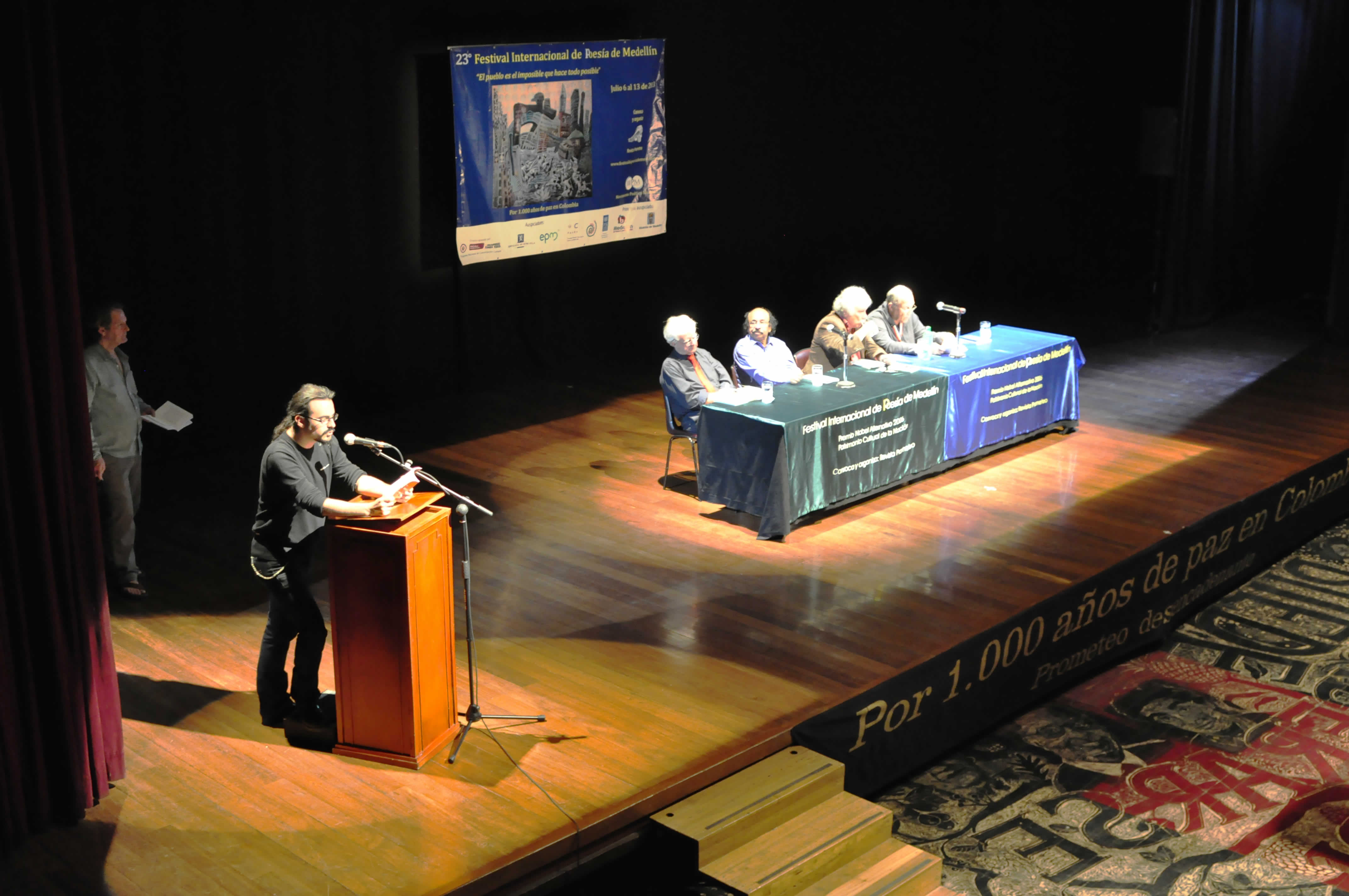 Aspecto general de la lectura de Richard Gwyn (Gales), en el micrófono su lector: Santiago Hoyos