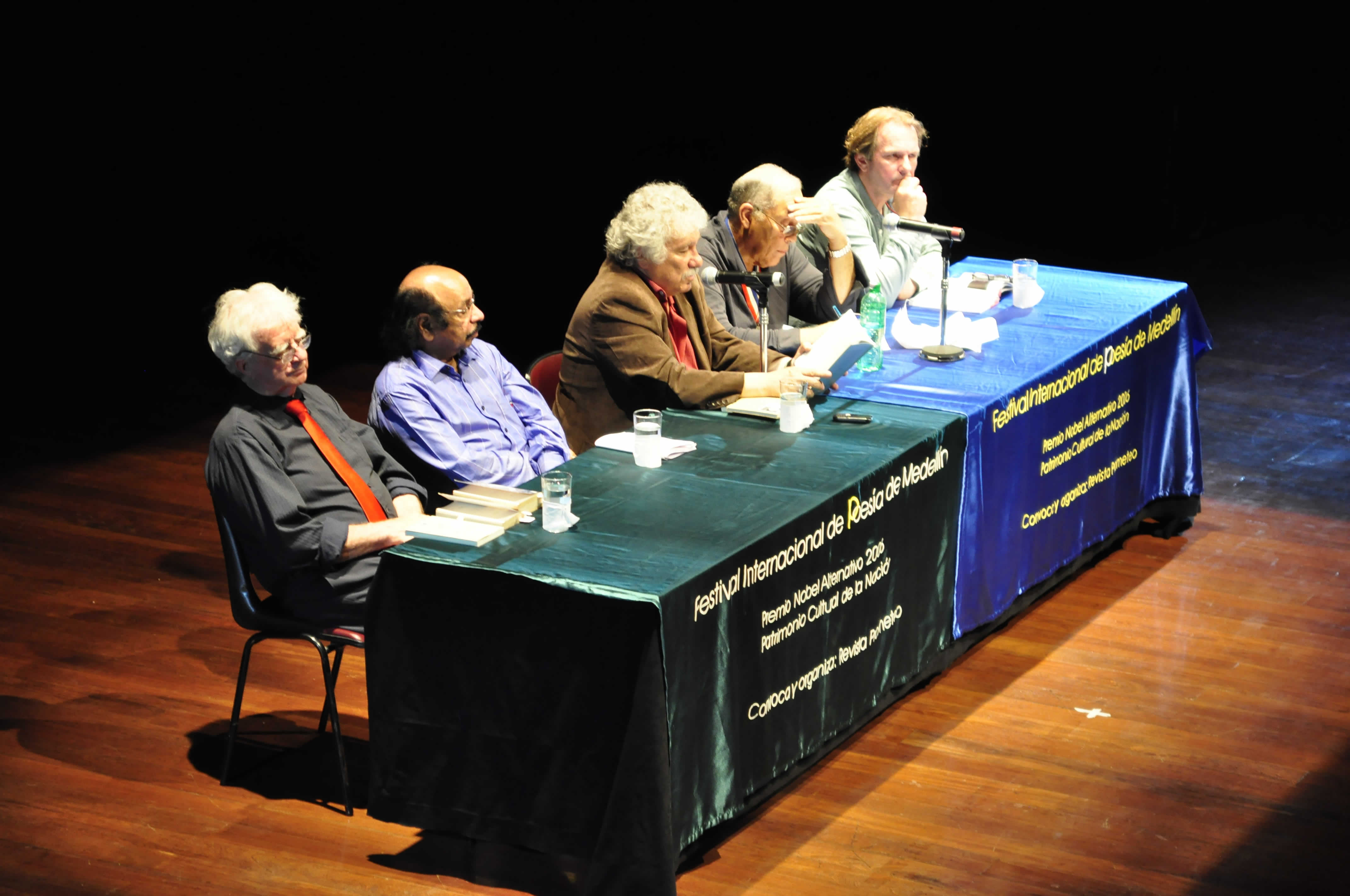 De izquierda a derecha: Jan Erik Vold (Noruega),K. Satchidanandan (India), Juan Manuel Roca (Colombia), Josaphat Robert Large (Haití), Richard Gwyn (Gales)