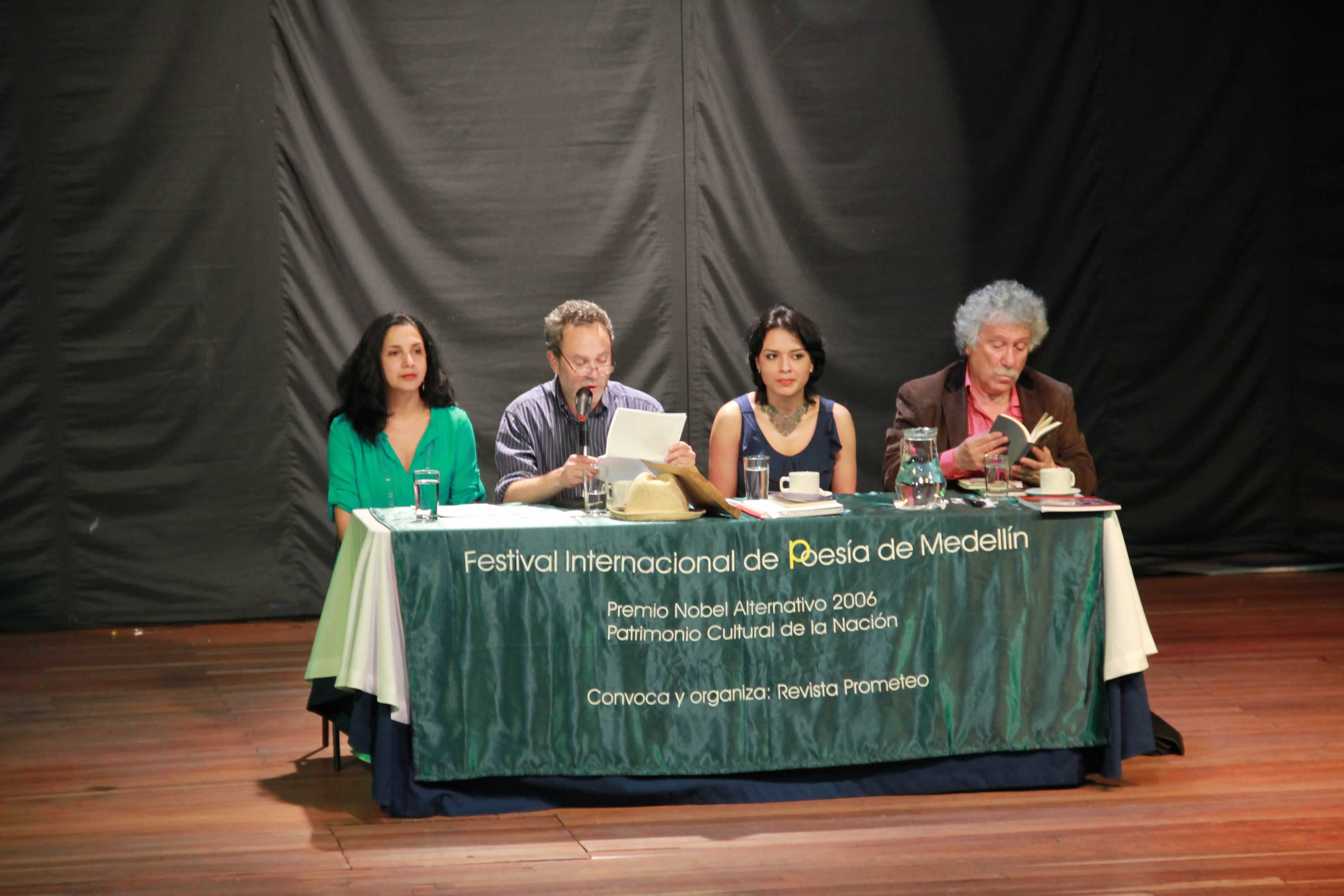 Plano general de la mesa de lectura: Myryam Montoya, Fernando Herrera, Lucía Estrada y Juan Manuel Roca
