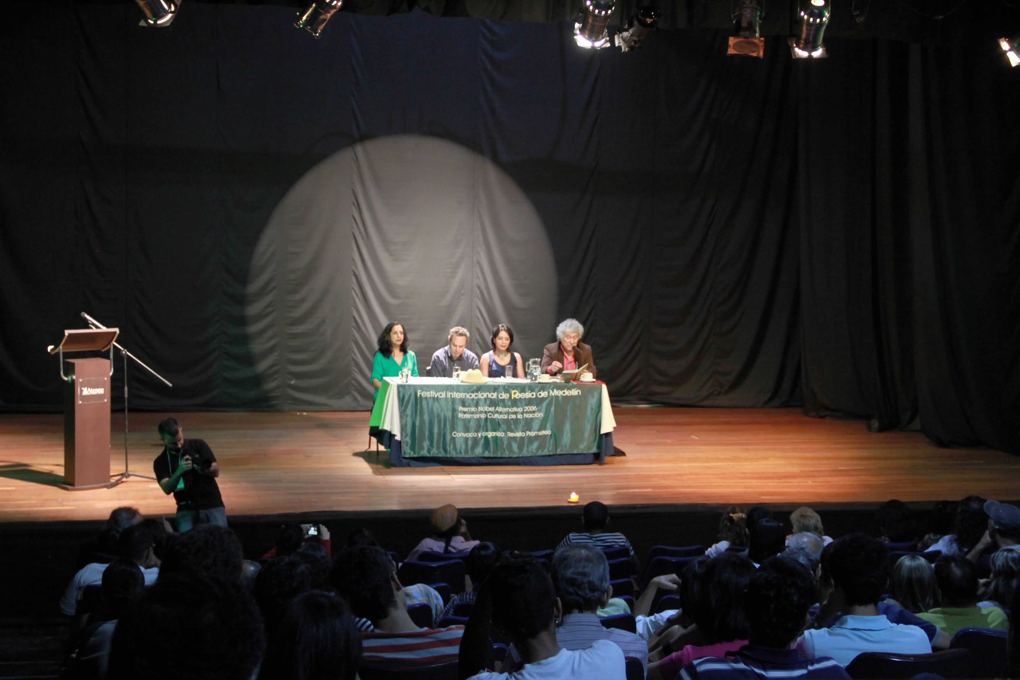 Plano general de la mesa de lectura