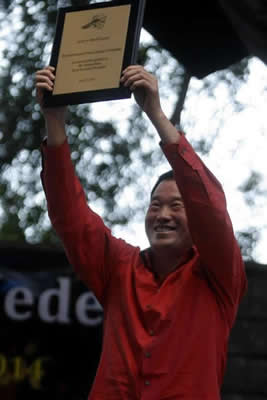 El poeta chino Luo Ying se dirige a la audiencia de Medellín. © #24FIPM. Photo: EFE