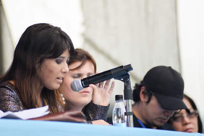 Lectura de Magdalena Camargo Lemieszek (Panamá). En segundo plano: Maria Augustina Hâncu (Moldavia), Oscar Saavedra (Chile), Dinah Roma (Filipinas). © #25FIPM. Photo: Sara Marin