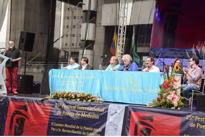 Poetas colombianos Jotamario Arbeláez, Jairo Guzmán, Juan Diego Tamayo, Fernando Rendón, Juan Manuel Roca, Gabriel Jaime Franco, Fernando Linero, Javier Naranjo. © #25FIPM. Photo: Sara Marin