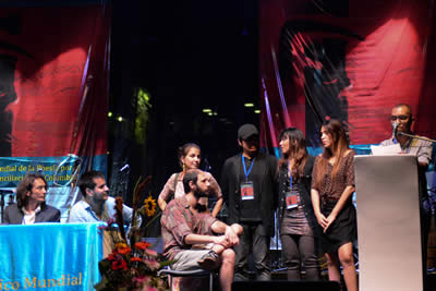 Lectura del manifiesto de poetas jovenes: Basir Ahang, Augusto Rodríguez, Jamila Medina, Marko Pogacar, Oscar Saavedra Villarroel, Magdalena Camargo, Myra Jara, Camilo Restrepo. © #25FIPM. Photo: Sara Marin