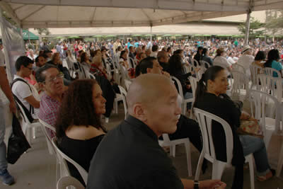 En primer plano el poeta de Mongolia Baatar Galsansukh. © #25FIPM. Photo: Natalia Rendón