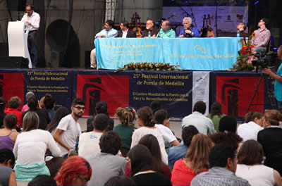 Poetas colombianos Gabriel Jaime Franco, Jairo Guzmán, Juan Diego Tamayo, Jotamario Arbeláez, Fernando Rendón, Juan Manuel Roca, Fernando Linero, Javier Naranjo. © #25FIPM. Photo: Natalia Rendón