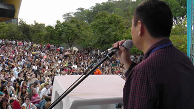 Lectura del poeta chino Yang Ke. © #25FIPM. Photo: Beatriz Ortega