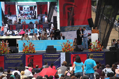 Alcalde de Medellin, Aníbal Gaviria, entrega reconocimiento al Director del Festival). © #25FIPM. Photo: Natalia Rendón