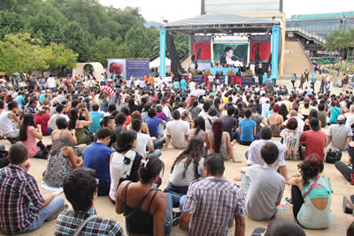 Vicky Hernández hace de presentadora. © #25FIPM. Photo: Natalia Rendón