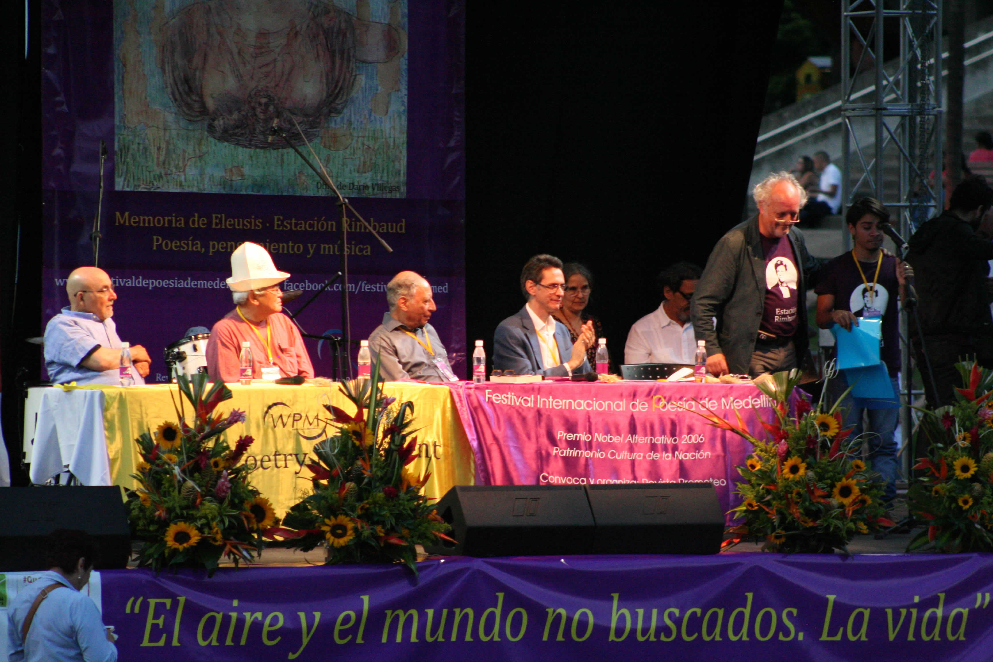 En la mesa principal, de izquierda a derecha: Ashur Etwebi (Libia), Akbar Ryskulov (Kiguistán), Keki Daruwalla (India), Pablo Montoya (Colombia), Alain Borer (Francia).