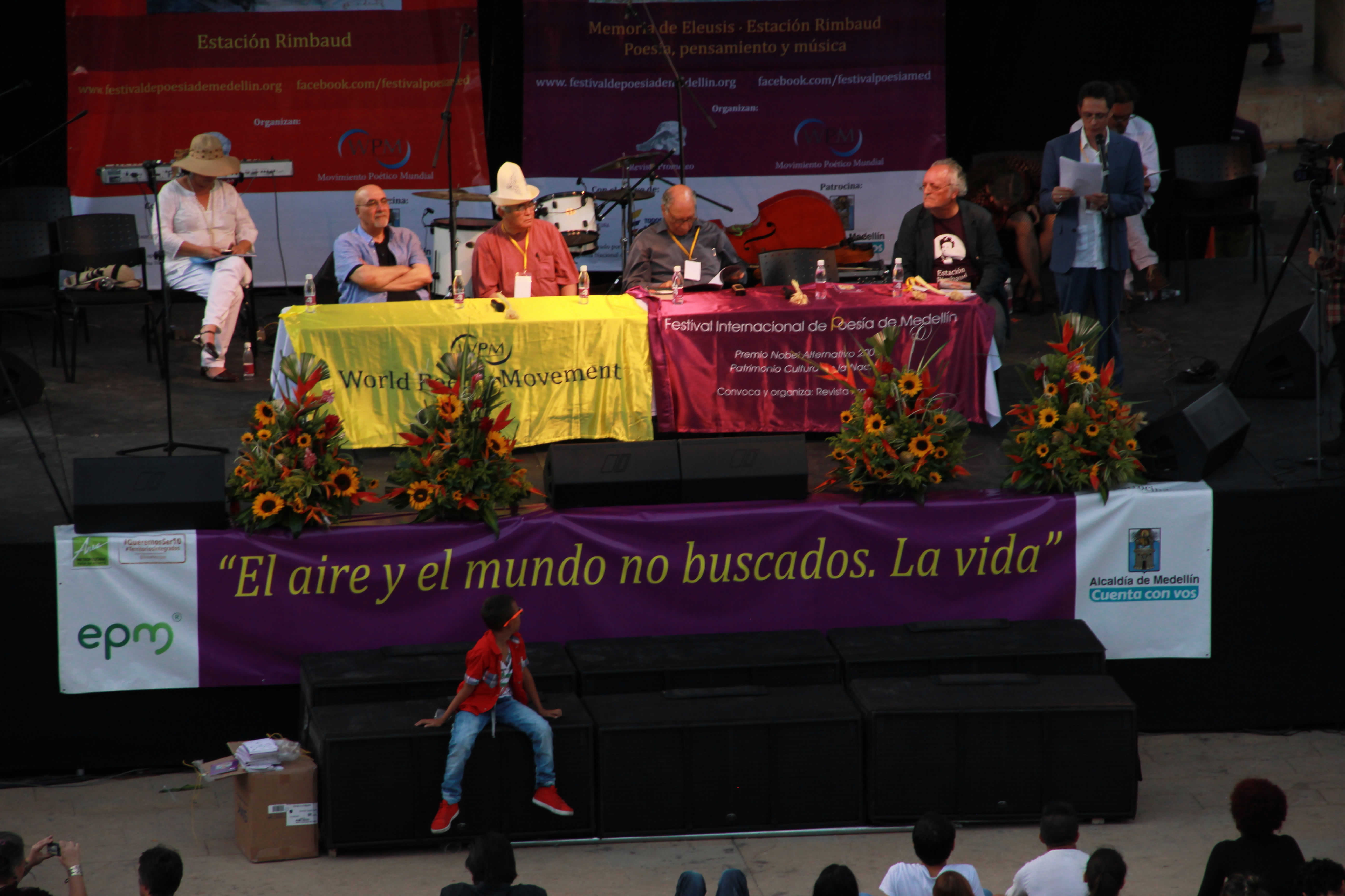 En la mesa principal, de izquierda a derecha: Ashur Etwebi (Libia), Akbar Ryskulov (Kiguistán), Keki Daruwalla (India), Alain Borer (Francia). © Nidia Naranjo