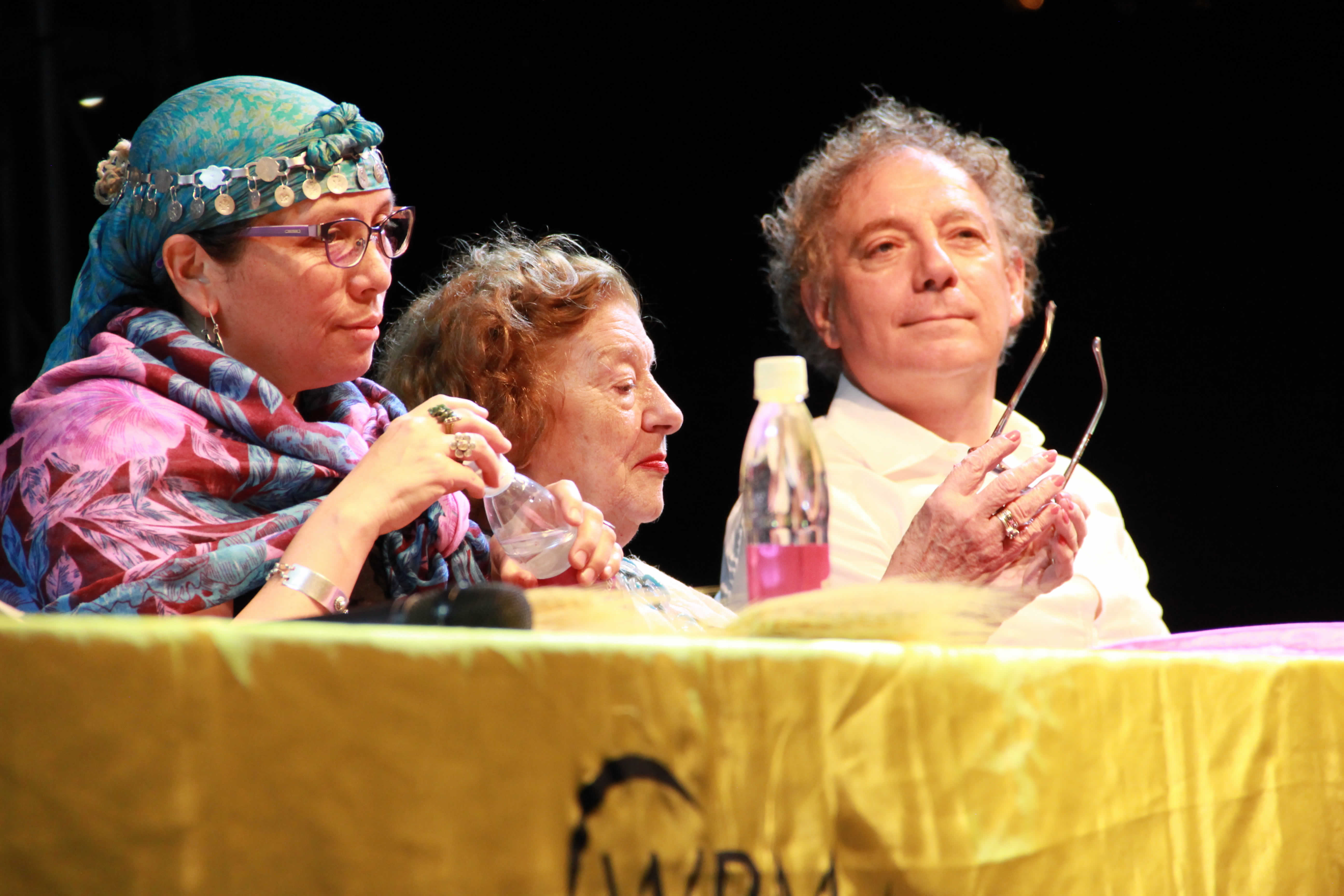 Adriana Paredes (Nación Mapuche, Chile), Graciela Maturo (Argentina) y Juan Carlos Mestre (España). © Nidia Naranjo