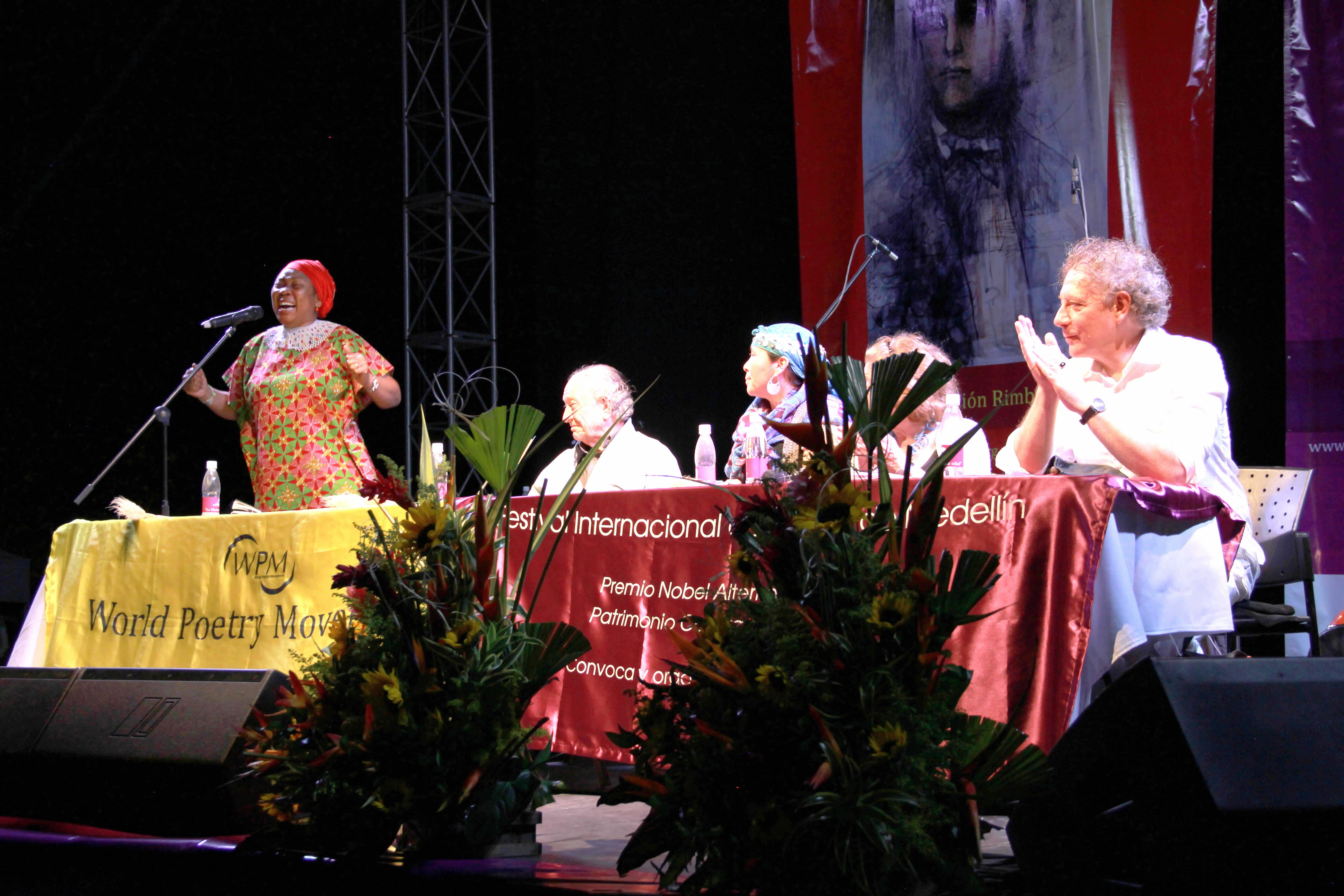 Gcina Mhlophe (Suráfrica), Gustavo Pereira (Venezuela), Adriana Paredes (Nación Mapuche, Chile), Graciela Maturo (Argentina), Juan Carlos Mestre (España). © Nidia Naranjo