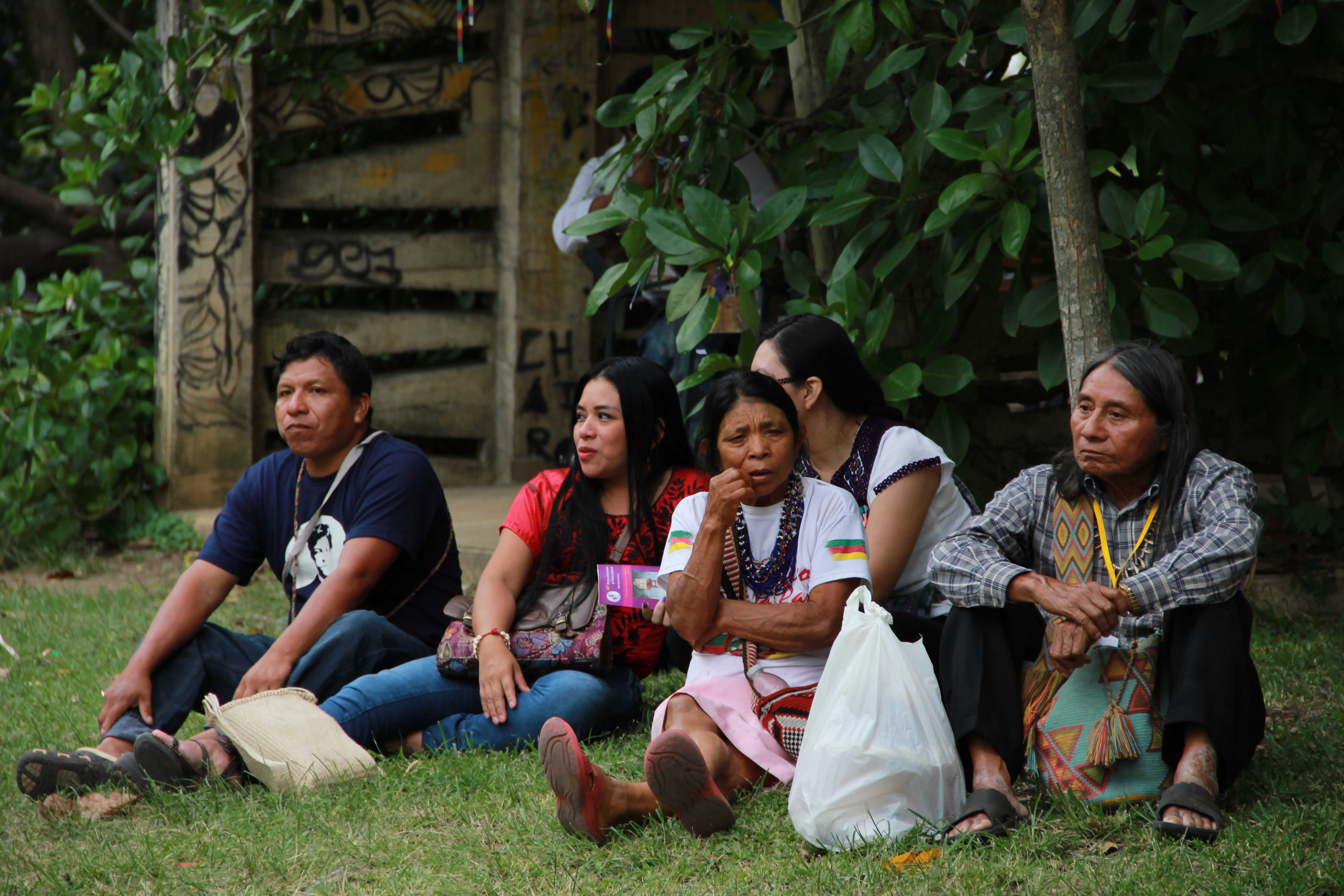 Mikeas Sánchez (Nación Zoque, México), Huguecha Kuwaruwa (Nación U´uwa, Colombia), Berito Kuwaruwa (Nación U´uwa, Colombia). © Nidia Naranjo