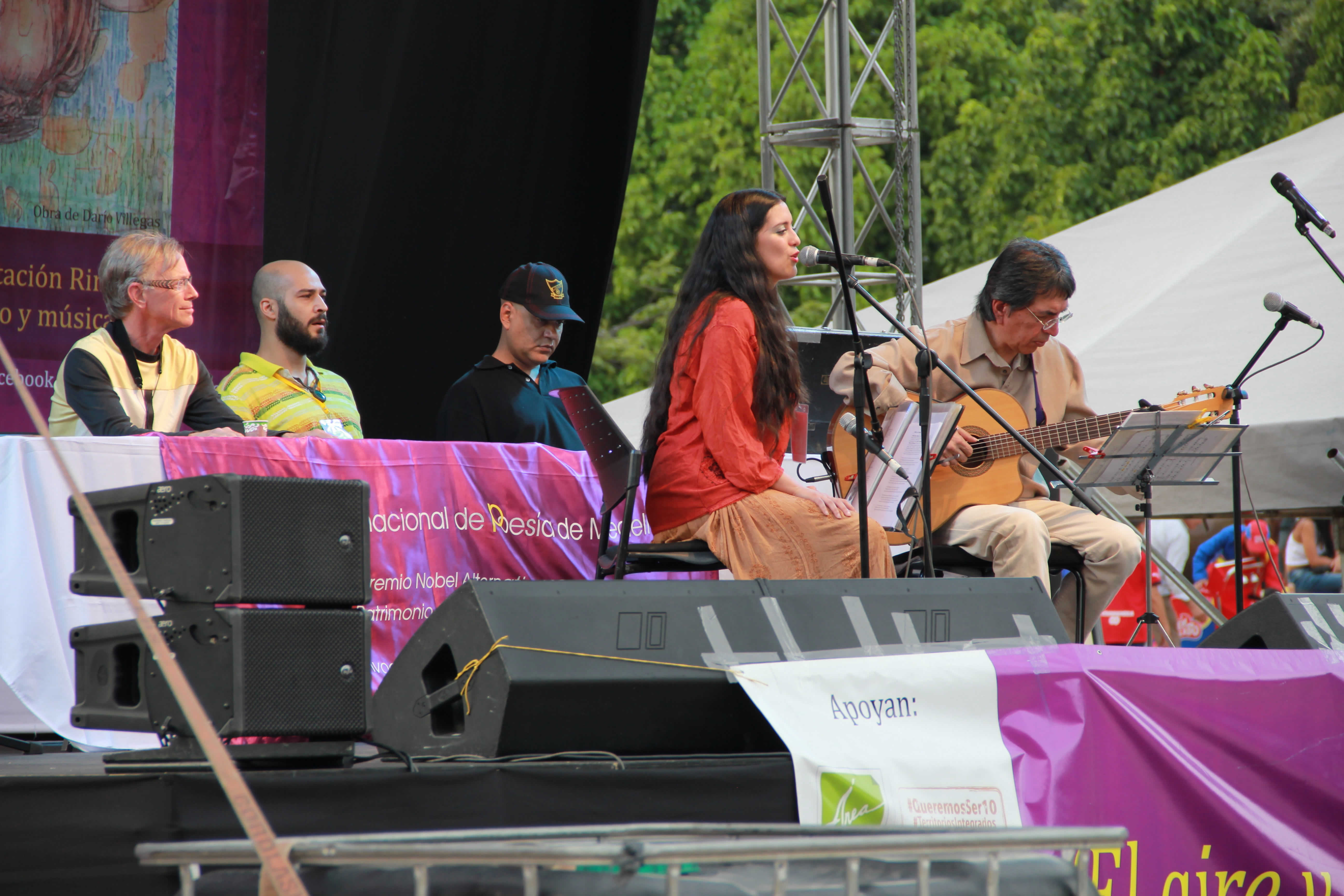 En la mesa Dane TS Hawk (Dinamarca), Deeb (Egipto). En los micrófonos Julián Guerrero y Laura Narváez (Colombia). © Nidia Naranjo