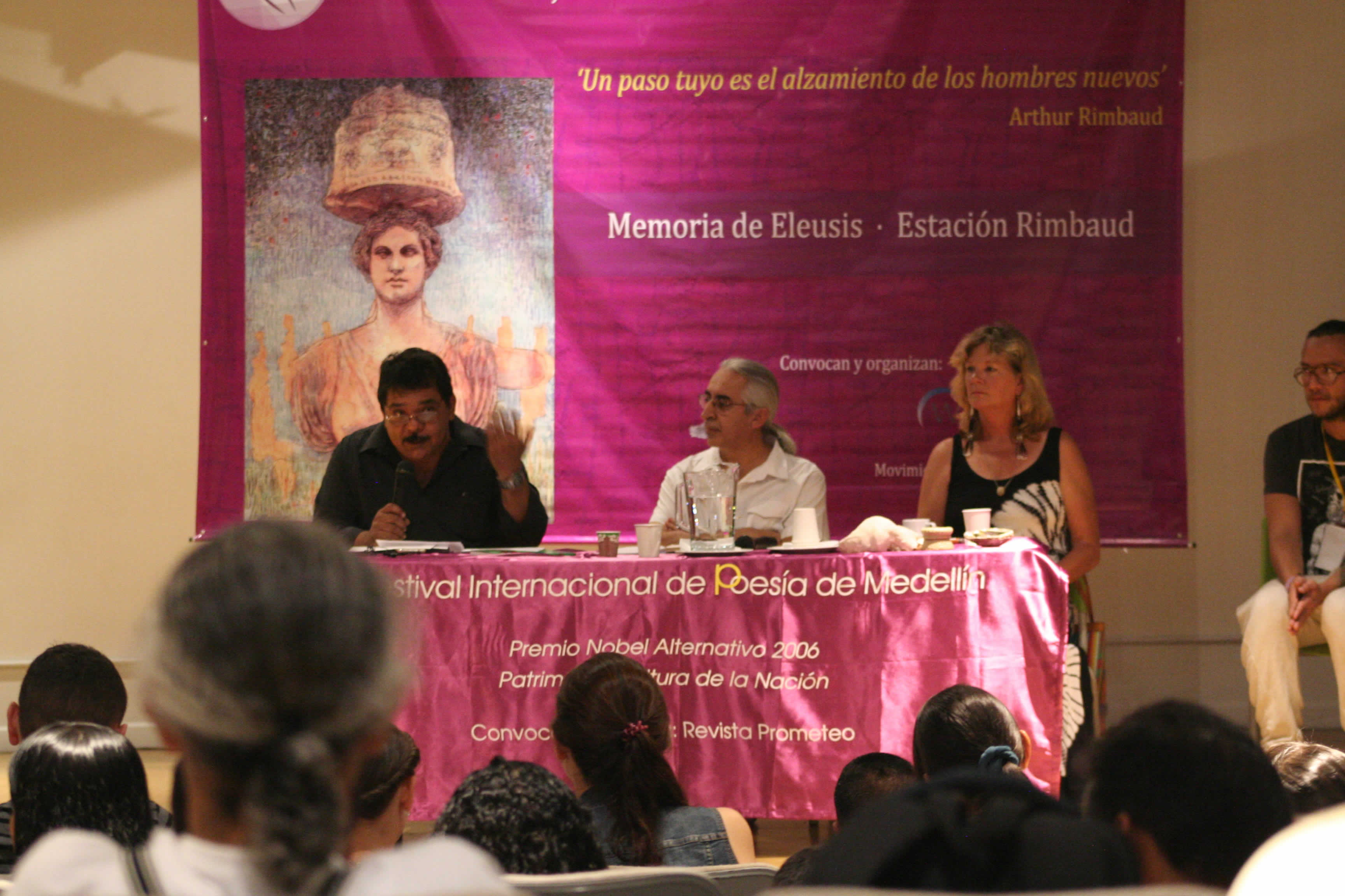  Intervención de Jairo Guzmán, a su lado Ruben Darío Lotero y Meg Carver. © Natalia Rendón