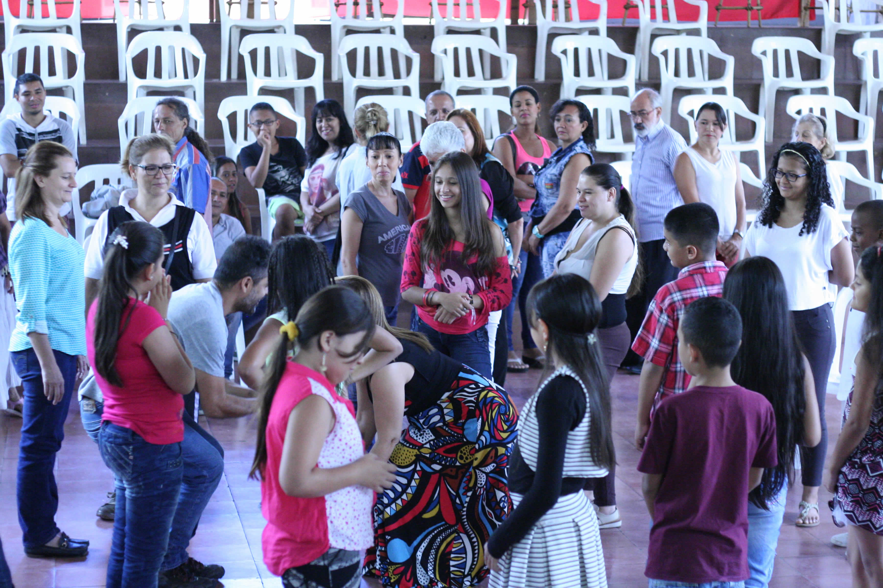 Los asistentes participando de las actividades propuestas por el poeta colombiano Héctor Cañón.  © Natalia Rendón