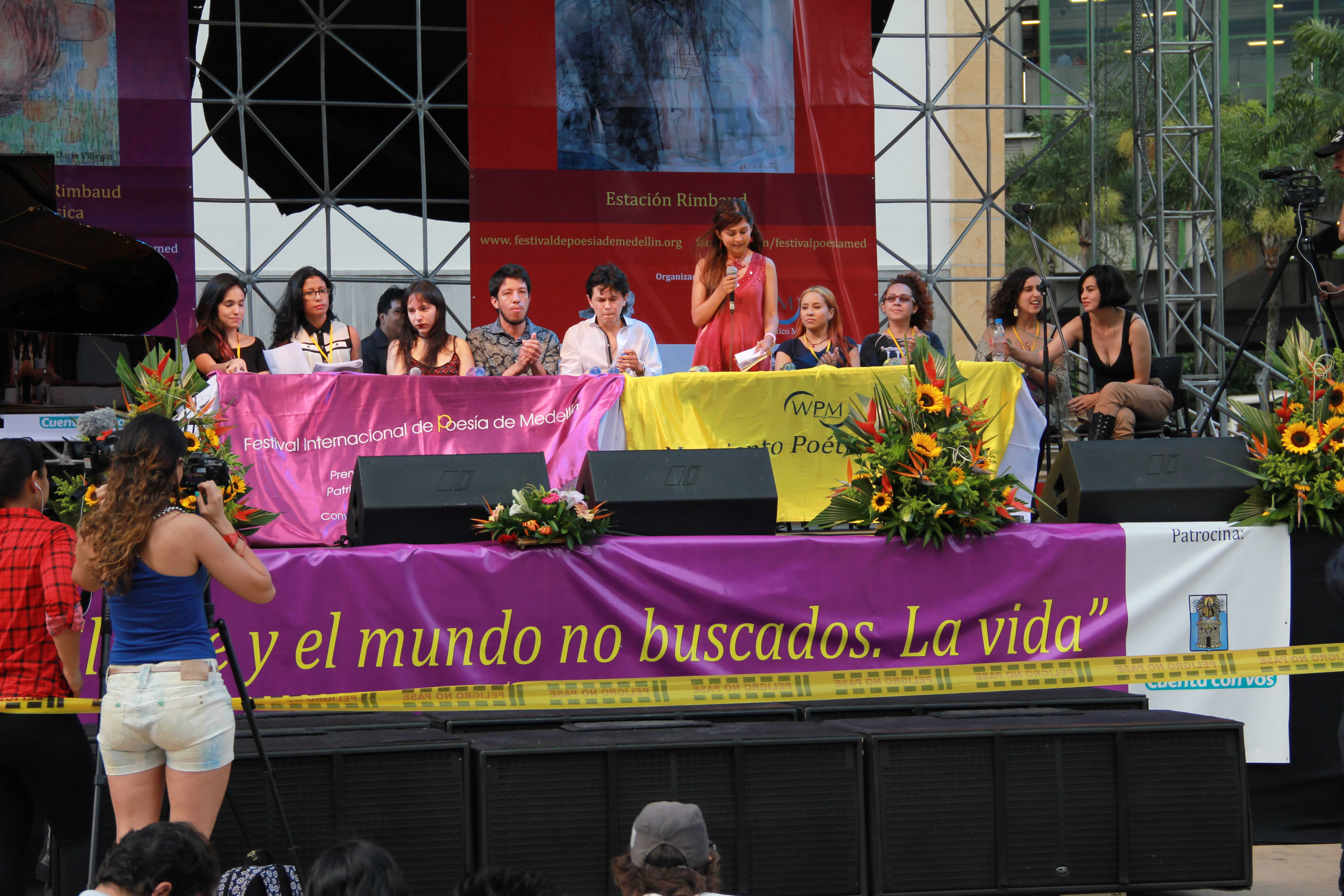 Mesa 4, jóvenes poetas colombianos: Lina Trujillo, Annabell Manjarrés, Daniela Prado, Albeiro Montoya, Fredy Yezzed, Marisol Bohórquez, Ana Maria Bustamante, Sore Snid Berrio, Fátima Vélez, Hannah Escobar. © Nidia Naranjo