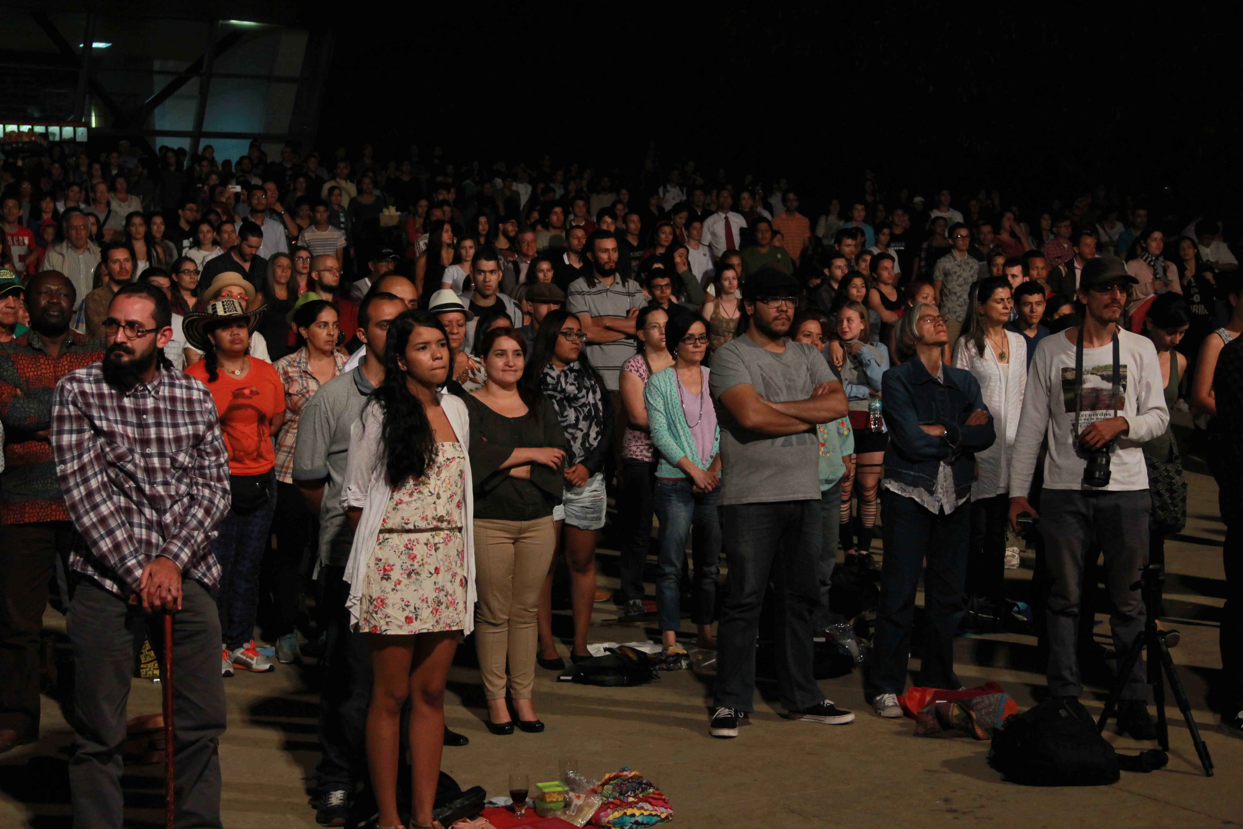 El público asistente de pone de pie para apoyar el proceso de paz. © Nidia Naranjo