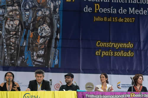 Poetas en la mesa de lectura: Alejandra Lerma (Colombia), Nikolaos Vlahakis (Grecia), Fabricio Estrada (Honduras), Shirley Villalba (Paraguay) y Diana Araujo (Brasil). © Sara Marin