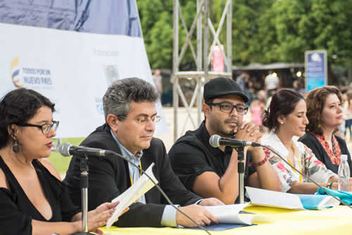 Poetas en la mesa de lectura: Alejandra Lerma (Colombia), Nikolaos Vlahakis (Grecia), Fabricio Estrada (Honduras), Shirley Villalba (Paraguay) y Diana Araujo (Brasil). © Sara Marin