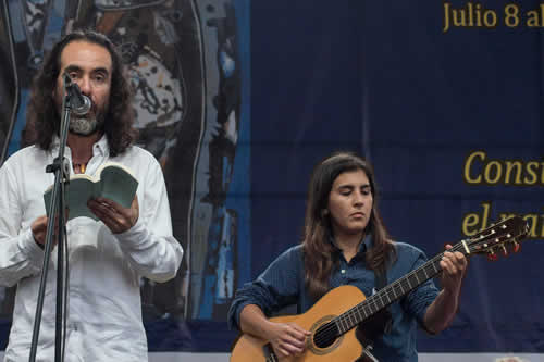 Jesús Sepúlveda (Argentina), acompañado de Laura Art. © Sara Marin