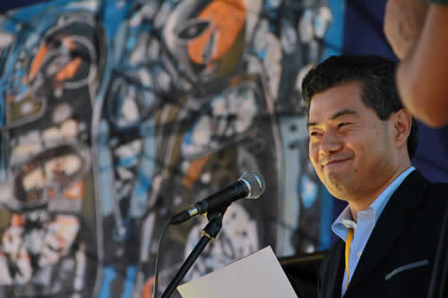 Sun Xintang, director del CRICAL, saluda el 27 Festival 
Internacional de Poesía de Medellín. © Nidia Naranjo