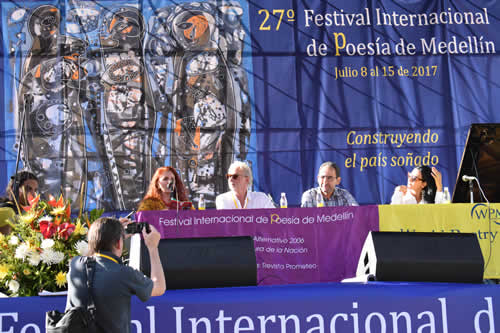 Poetas en la mesa de lectura: Camila Charry (Colombia), Stefan Hertmans (Bélgica), Khalid Raissouni (Marruecos), Hanane Aad (Líbano). © Natalia Rendón