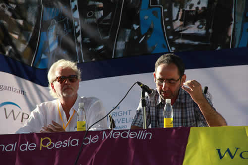 Lectura del poeta Khalid  Raissouni (Marruecos), a su lado Stefan  Hertmans (Bélgica). © Natalia Rendón