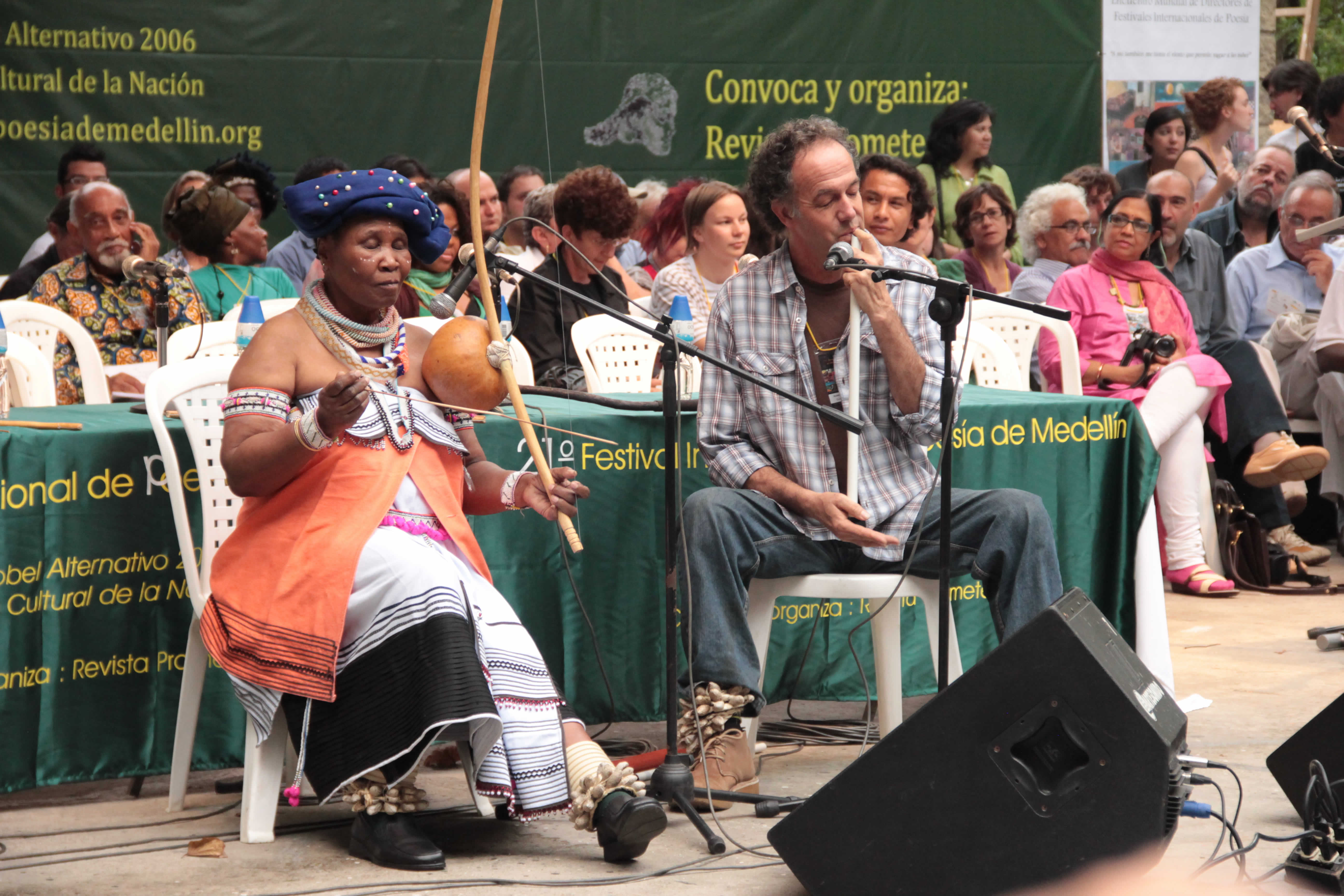 Madosini Latozi Mpahleni (Suráfrica) y el músico Pedro Espi-Sanchis (España-Suráfrica)