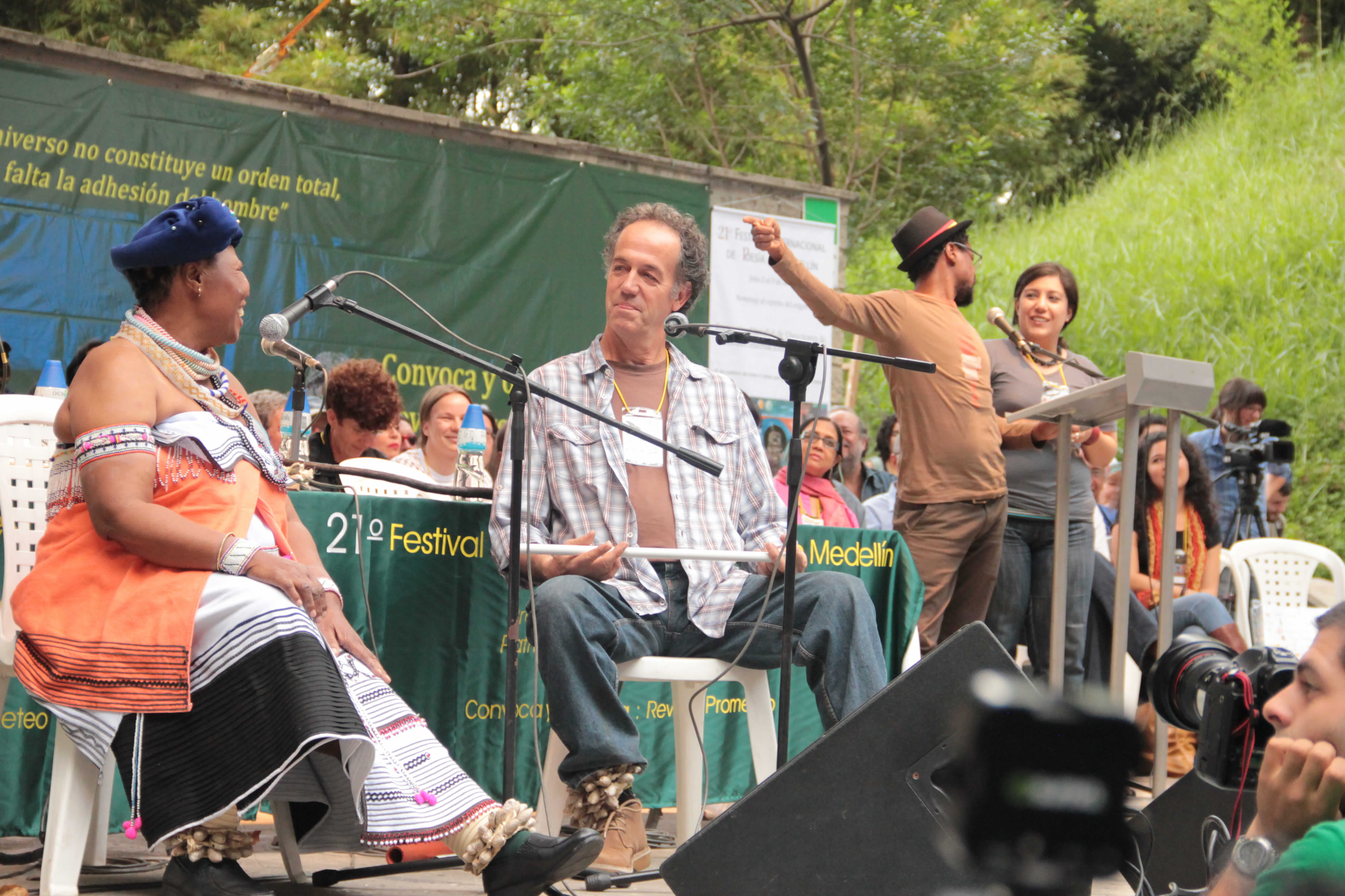 Madosini Latozi Mpahleni (Suráfrica) y el músico Pedro Espi-Sanchis (España-Suráfrica). En segundo plano Shipo Sithole, Madosini´s Representative