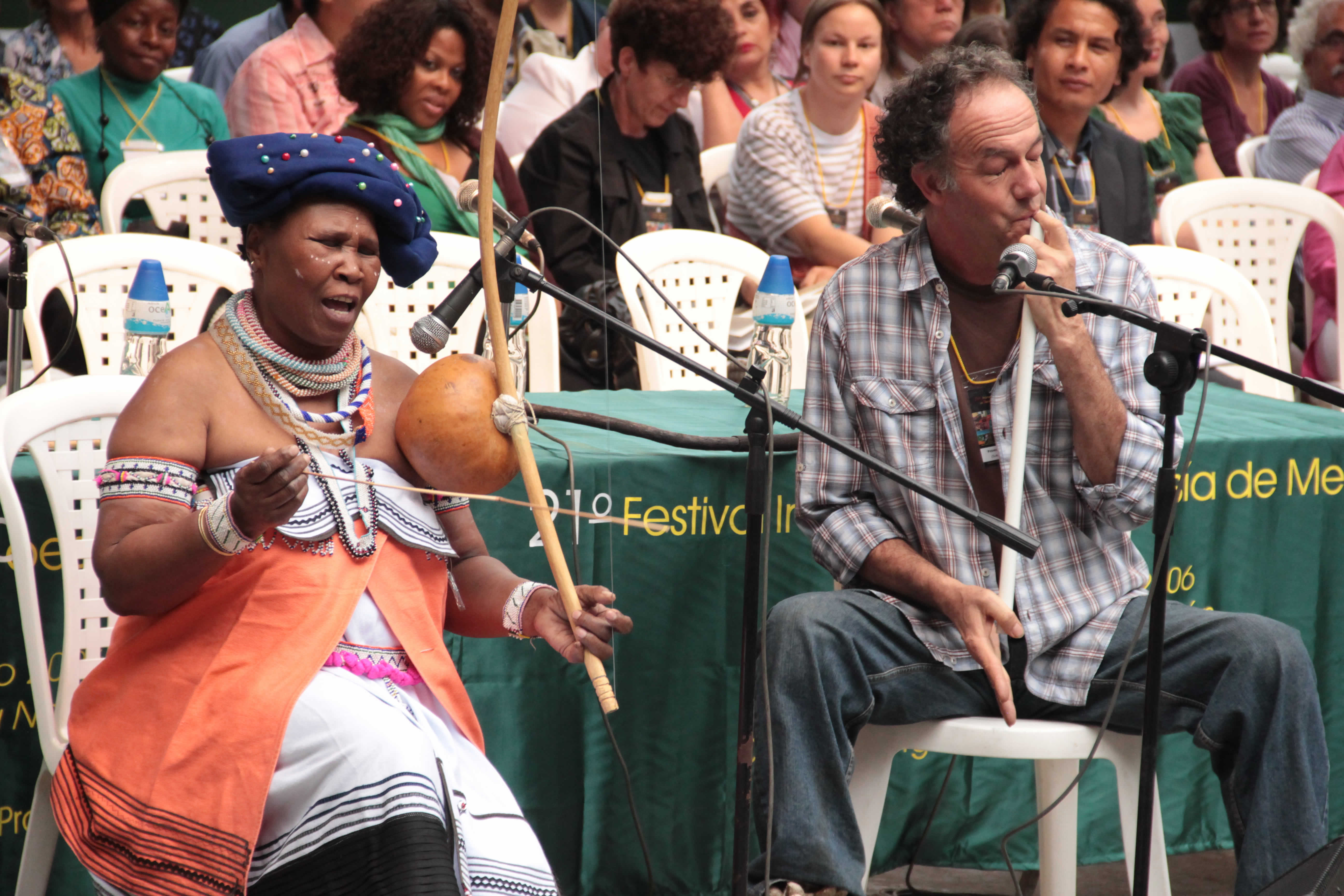 Madosini Latozi Mpahleni (Suráfrica) y el músico Pedro Espi-Sanchis (España-Suráfrica)